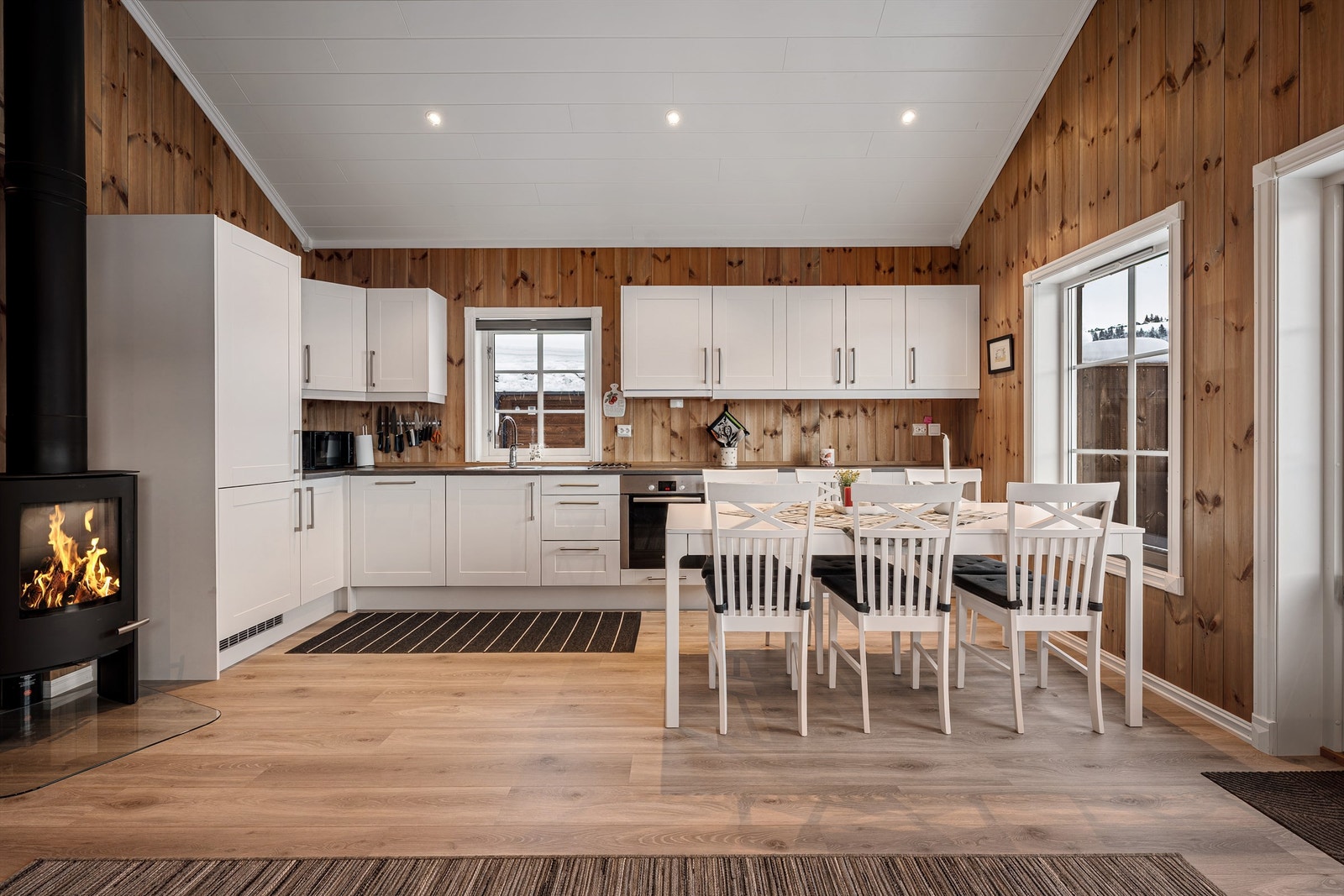 Flott kjøkken med integrerte hvitevarer Galleribilde