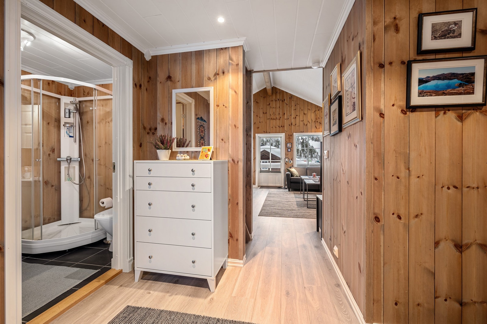 Åpen og romslig gang med oppgang til hems Galleribilde