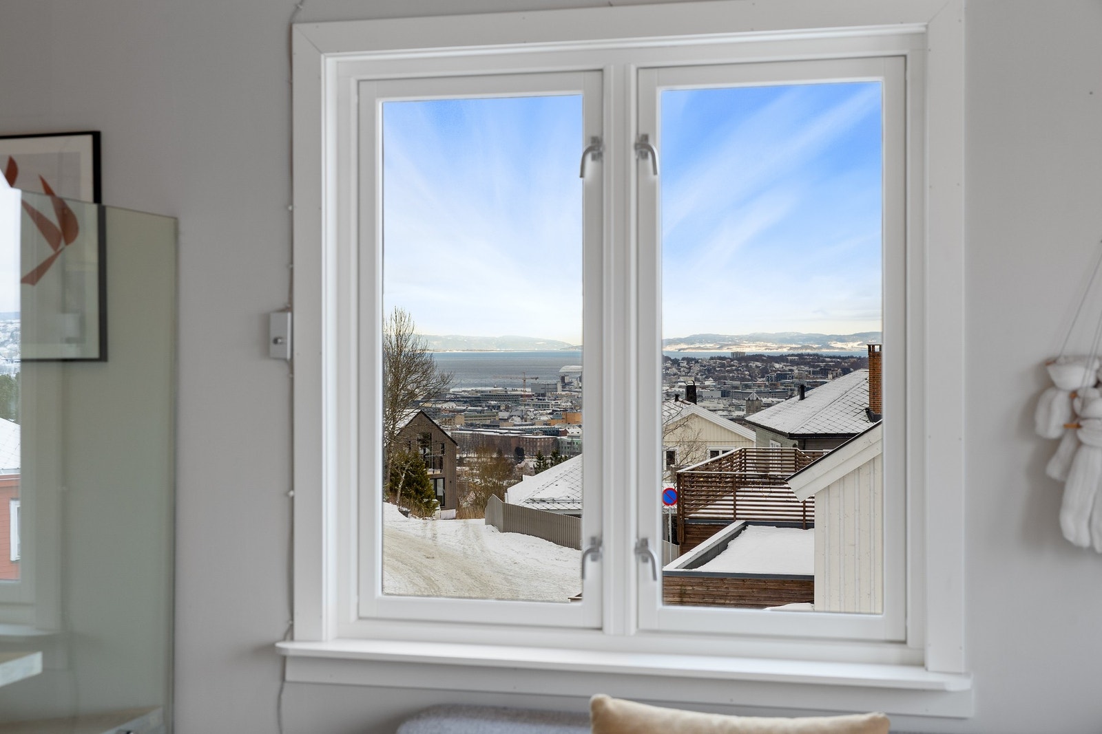 Fra stuen er det fantastisk utsikt mot byen og fjorden. Galleribilde