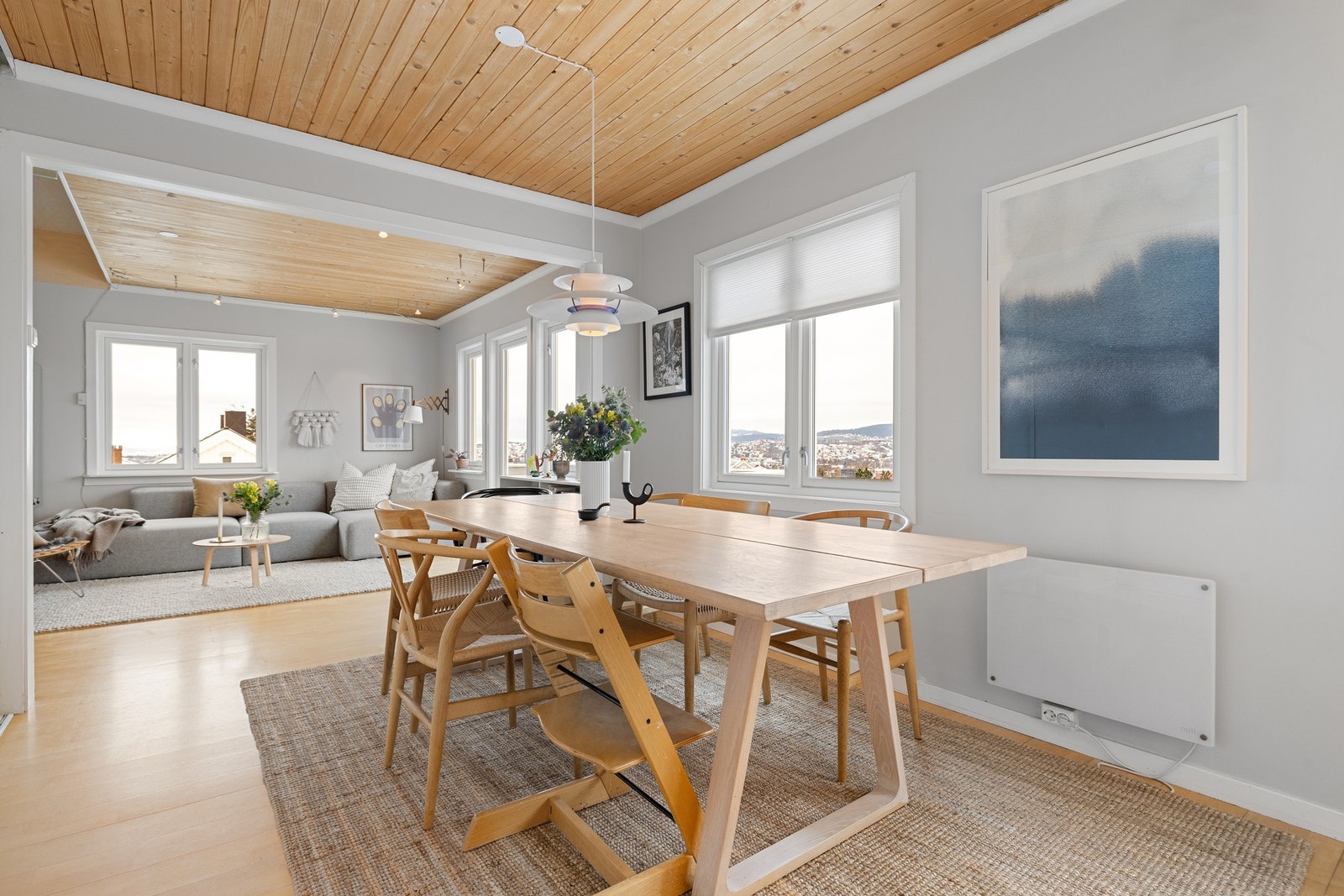 Hovedetasjen har vinduer på flere sider av rommet, noe som gir rikelig gjennomlys og en luftig atmosfære. Galleribilde