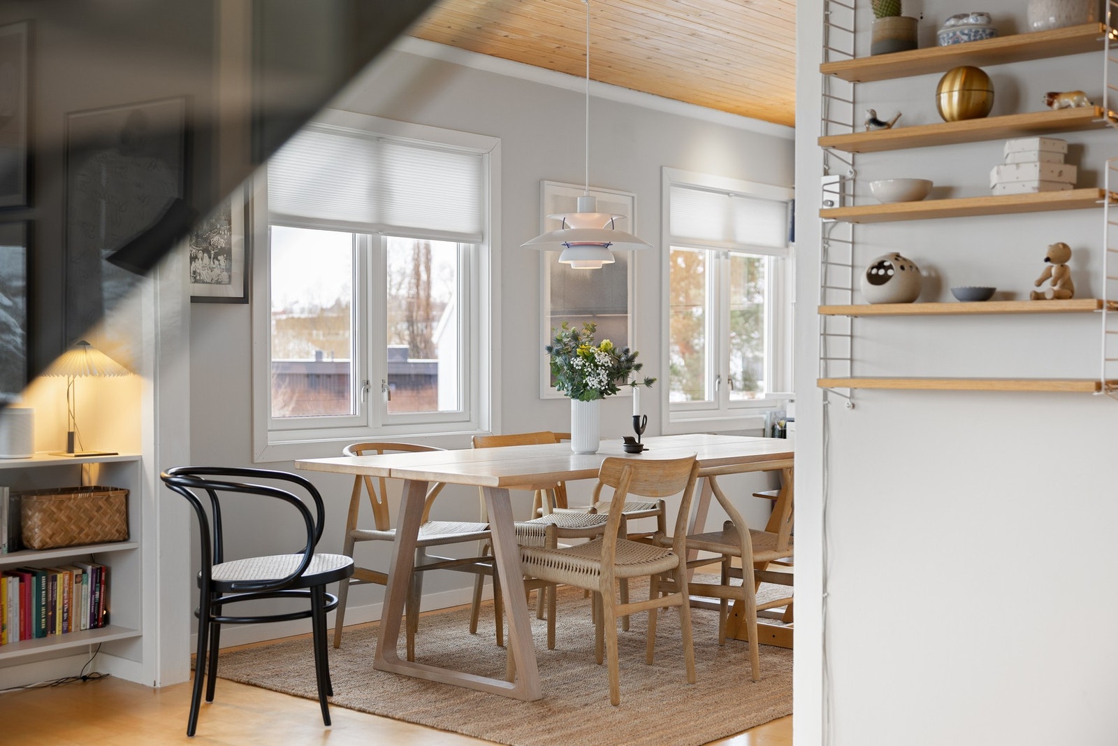 Spisestuen ligger fint til mellom stuen og kjøkkenet, og skaper en naturlig sosial sone. Galleribilde