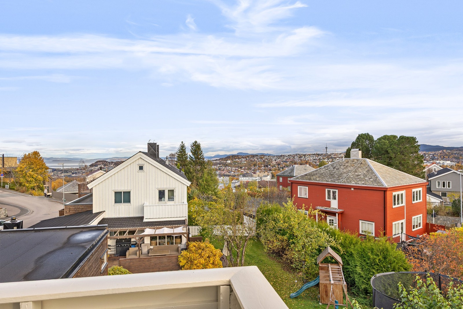 Boligen ligger i en rolig gate på Sverresborg med lite gjennomgangstrafikk. Galleribilde