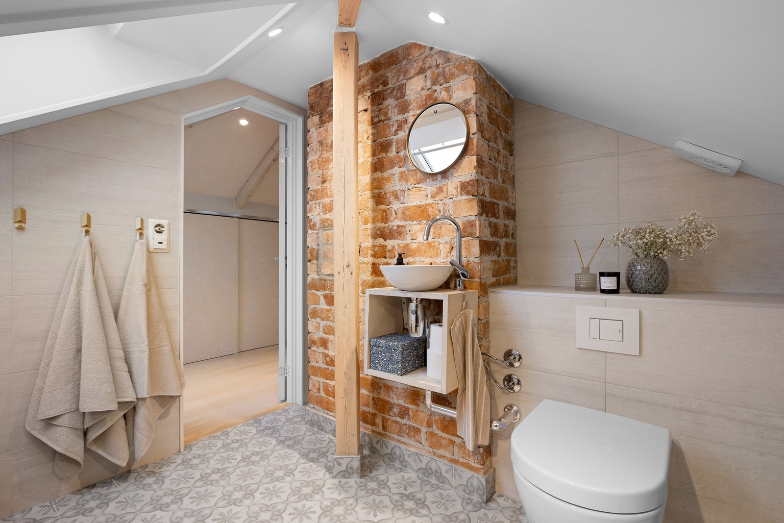 De originale bjelkene og murveggen står i fin kontrast til de dekorative flisene. Galleribilde