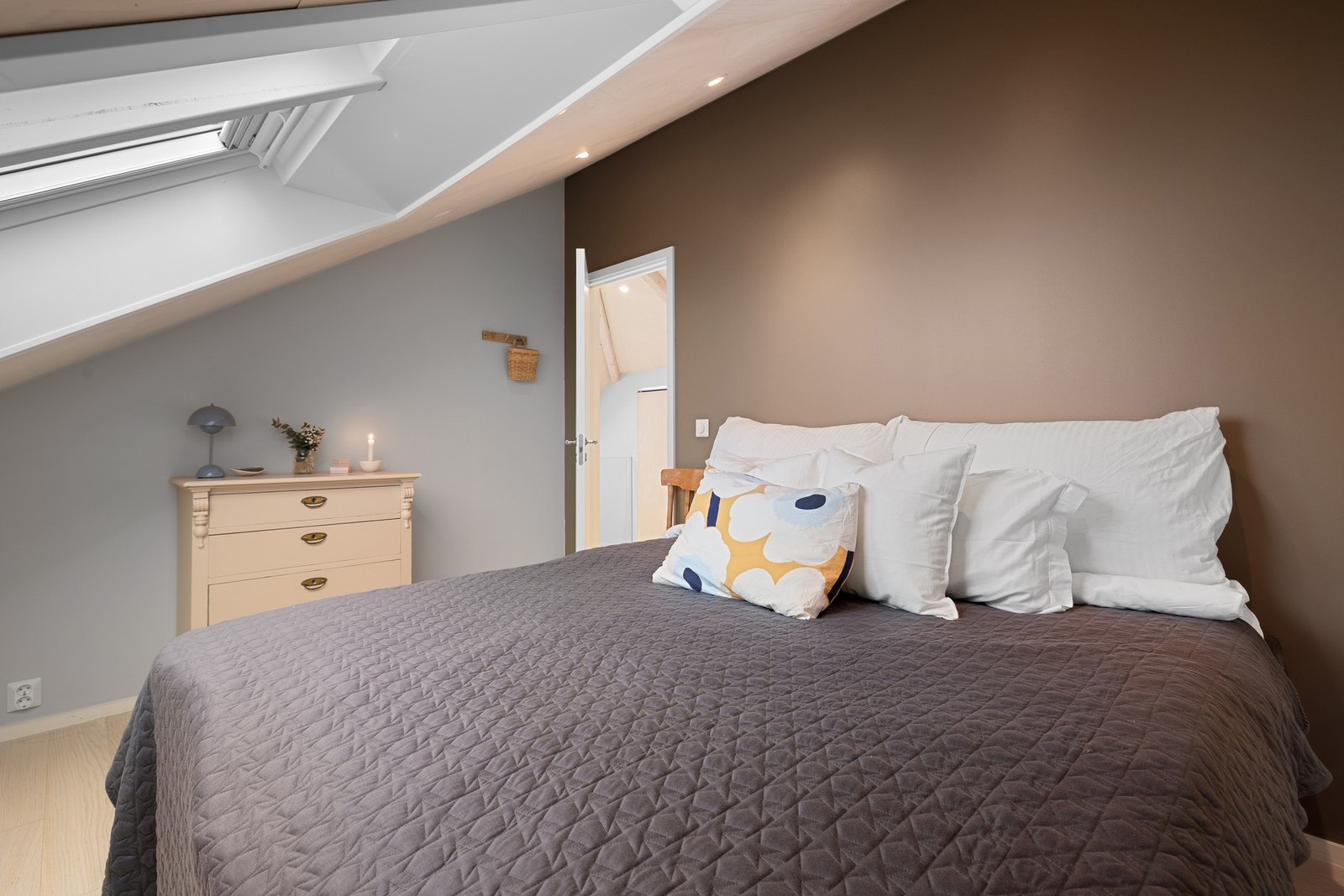 Lunt hovedsoverom på 7 kvm malt i en nydelig brunfarge. Galleribilde