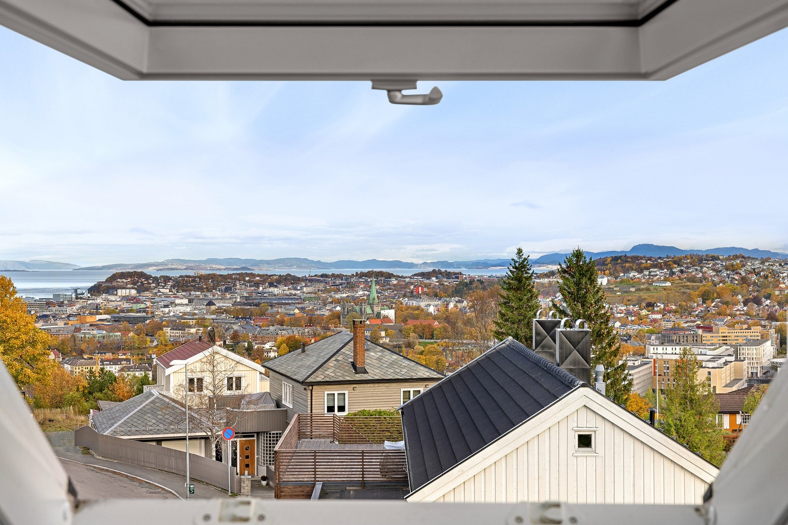Fra loftsetasjen er det panoramautsikt over byen. Galleribilde