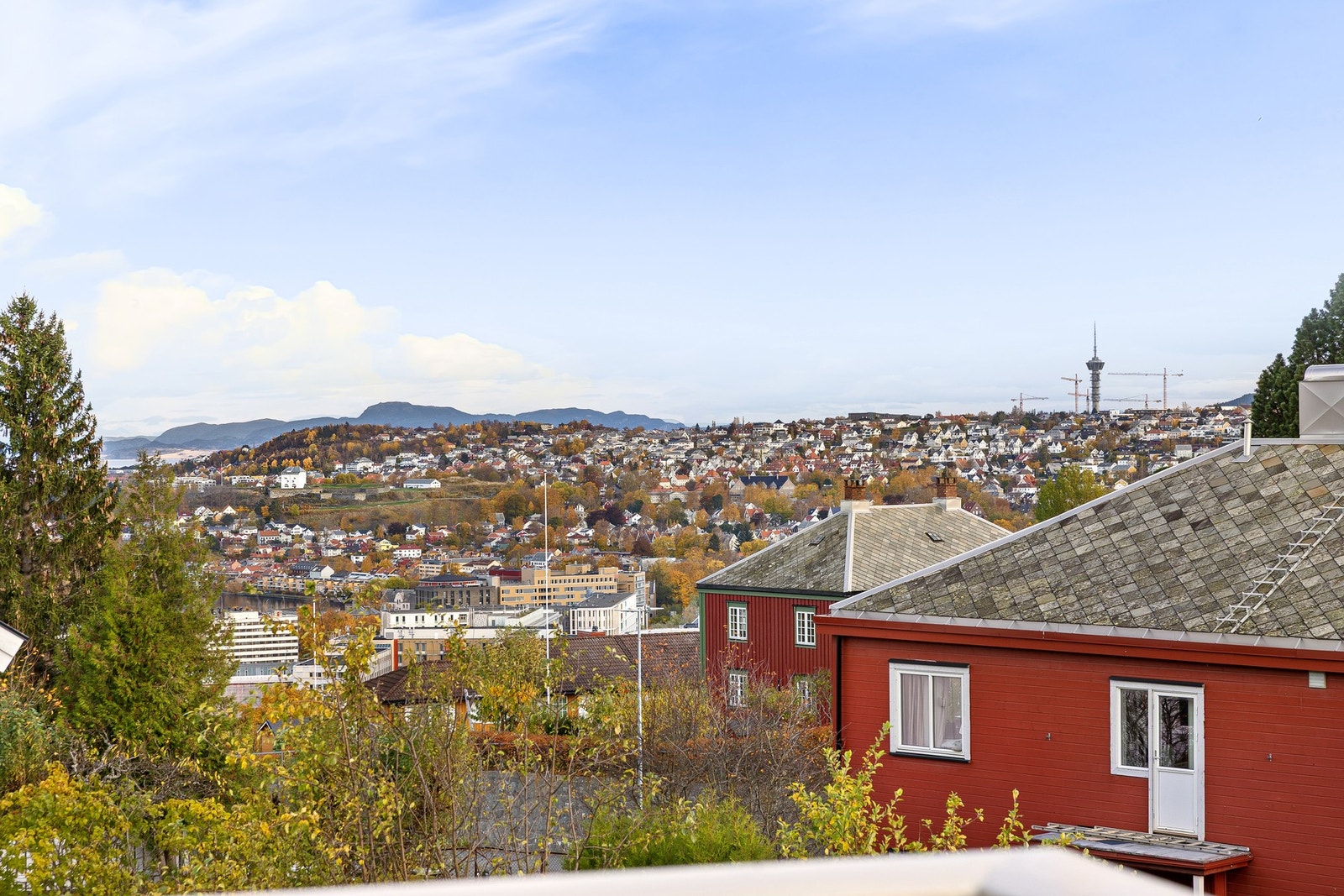 Leiligheten ligger i en firemannsbolig med flott utsikt og sentral beliggenhet på Sverresborg. Galleribilde