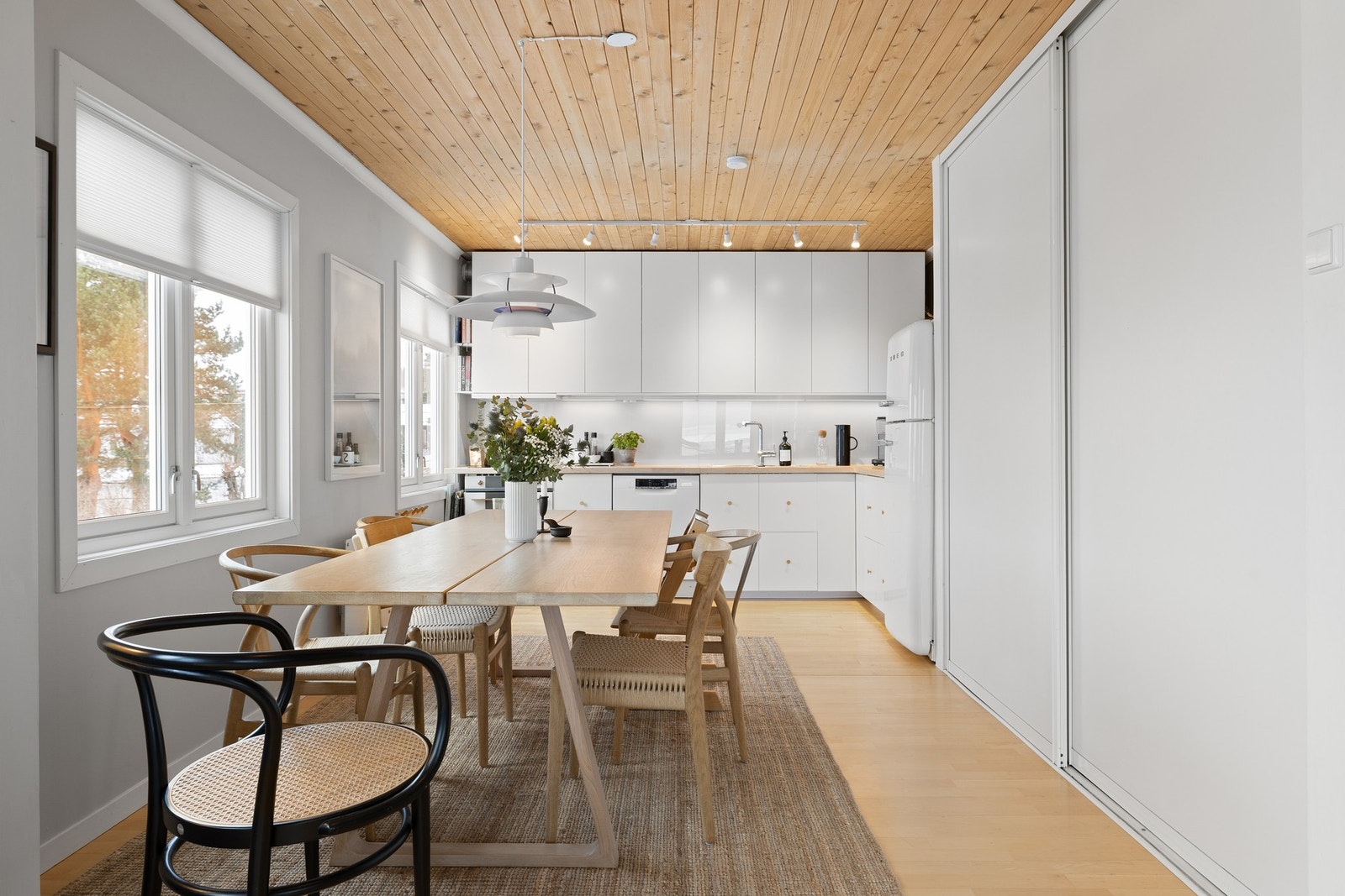 På kjøkkenet er det skjulte hyller bak skyvedører, som gir rommet både god lagringskapasitet og et ryddig uttrykk. Galleribilde