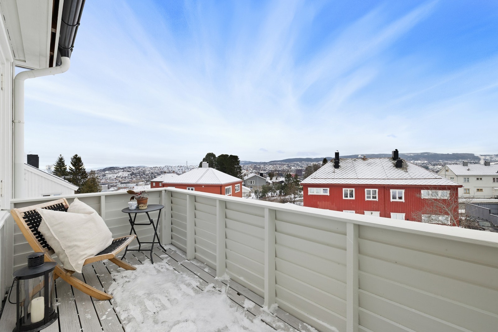 God plass til en sittegruppe i solveggen. Galleribilde