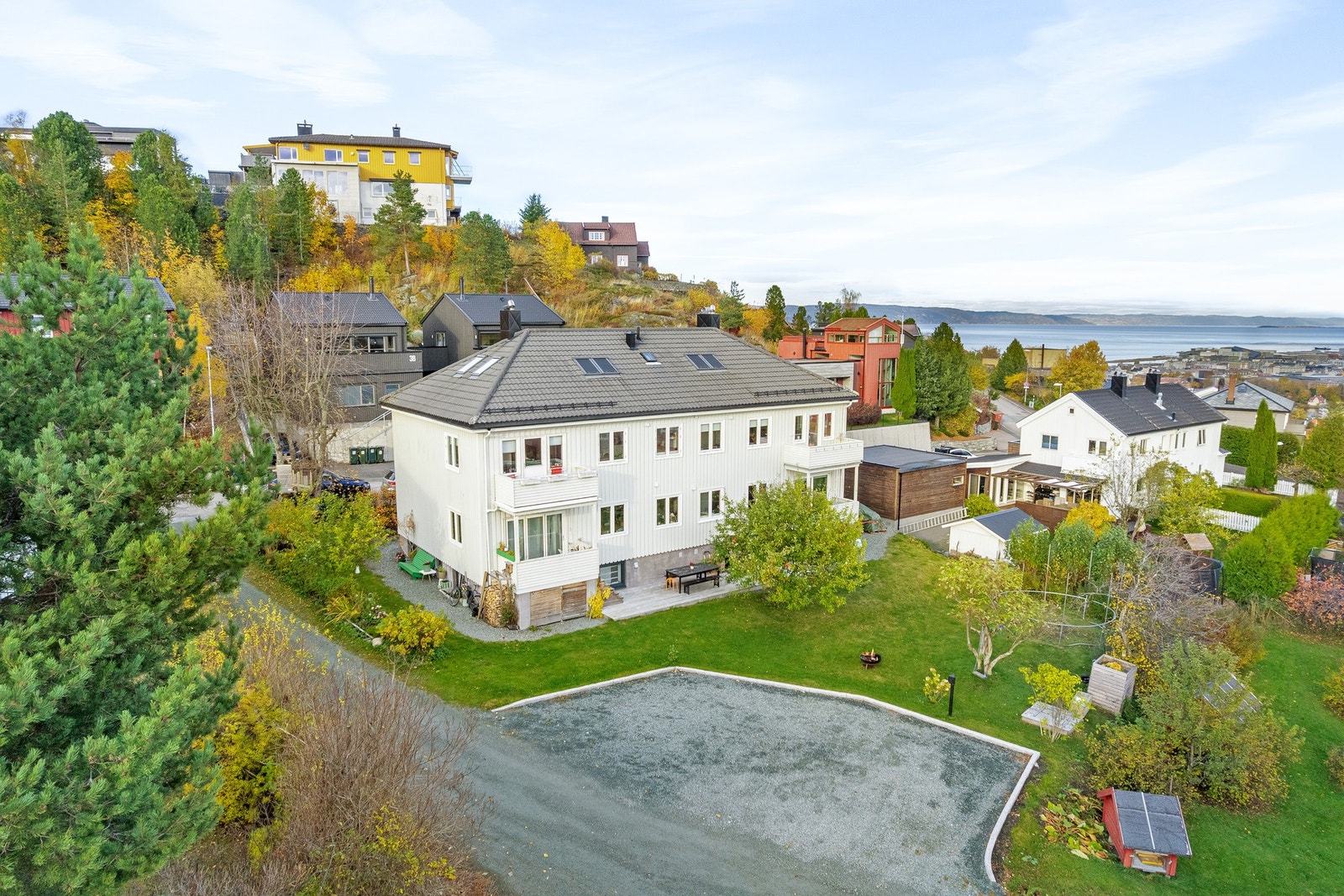 Boligen har ypperlig beliggenhet med utsiktstomt på øvre del av Byåsen Galleribilde