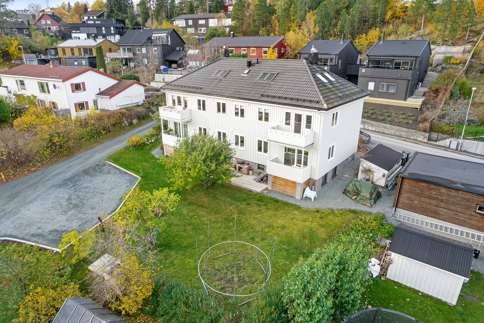 Boligen ligger svært sentralt til med god kollektivforbindelse samt gang- og sykkelvei til både sentrum, St. Olavs og Bymarka. Galleribilde