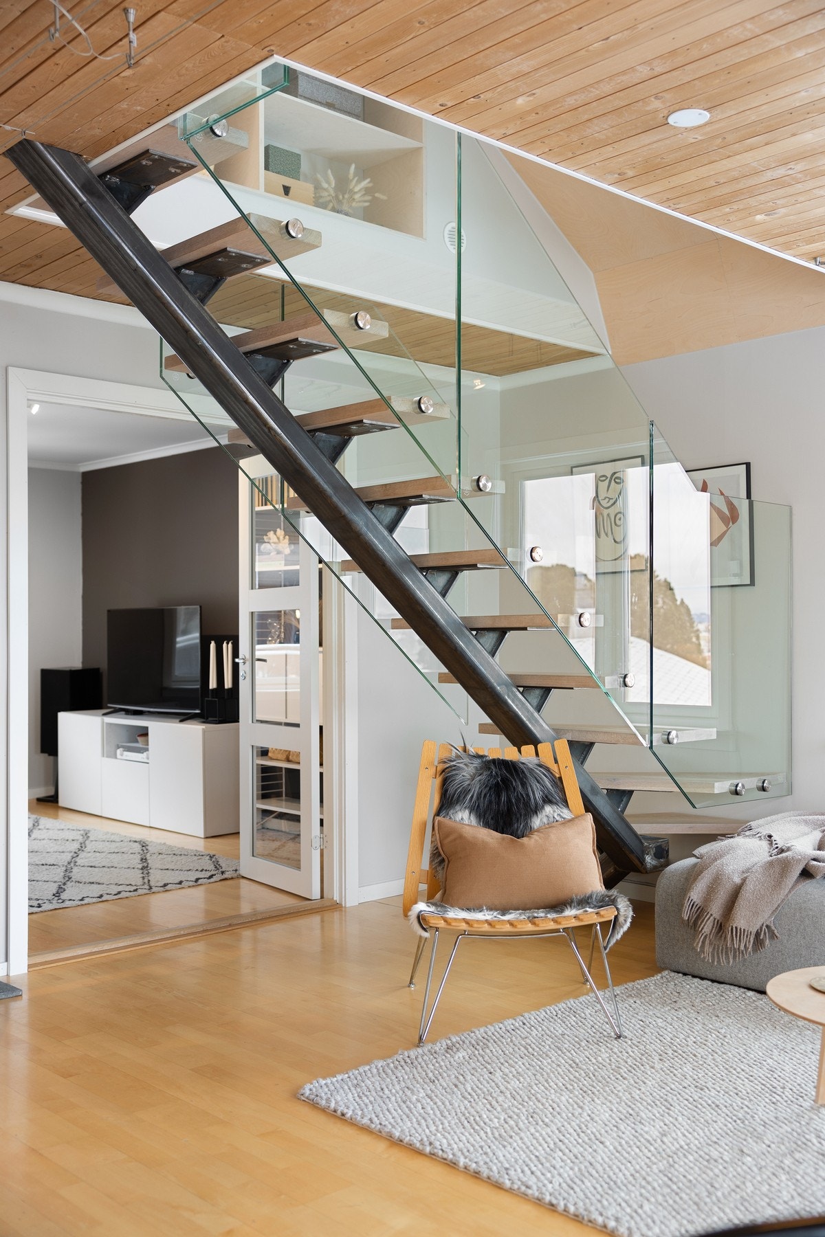 Leiligheten kombinerer originale bjelker og murvegger med gjennomført oppussing, og fremstår som en moderne bolig med tydelig karakter. Galleribilde