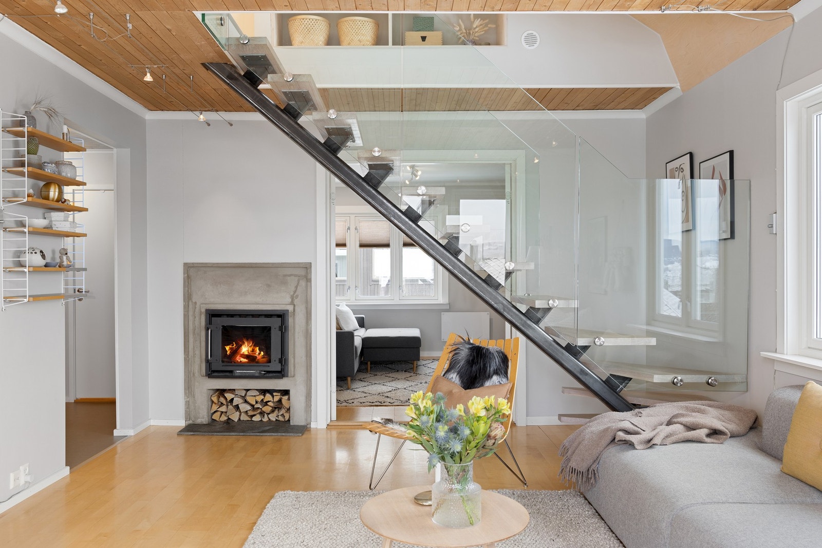 Et av boligens blikkfang er den moderne trappen i stål, tre og glass, som gir rommet et luftig og stilrent uttrykk. Galleribilde