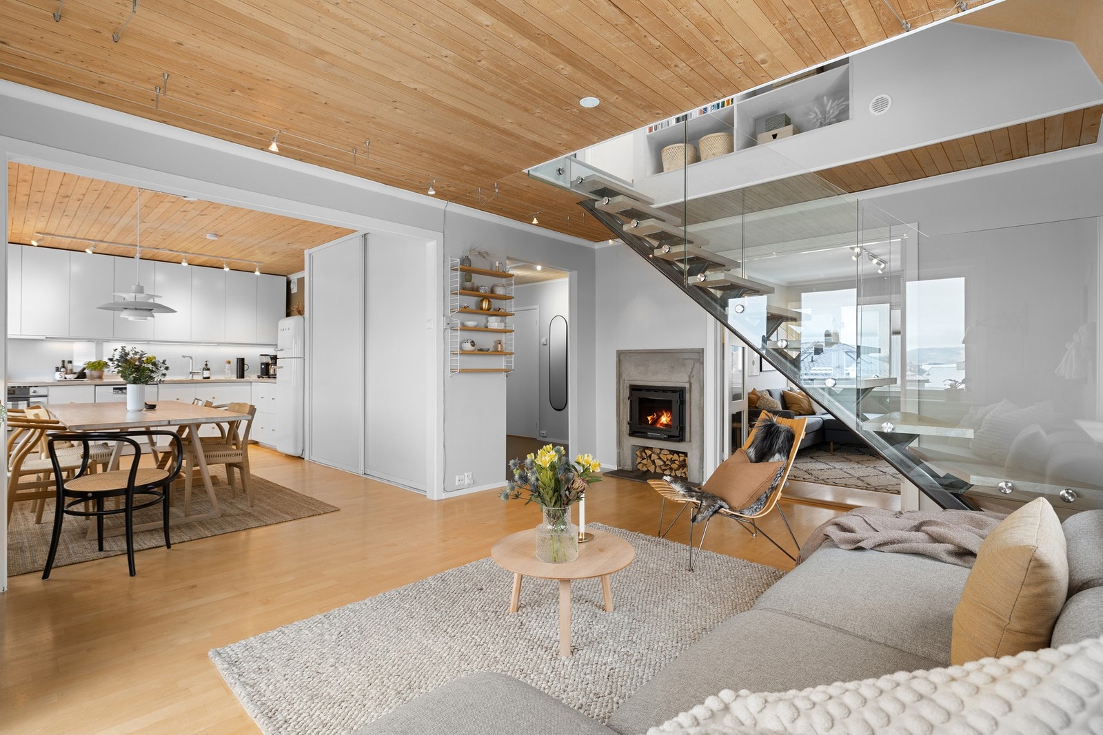 Stort og luftig oppholdsrom på 36 kvm med parkettgulv og spotskinner i taket. Galleribilde