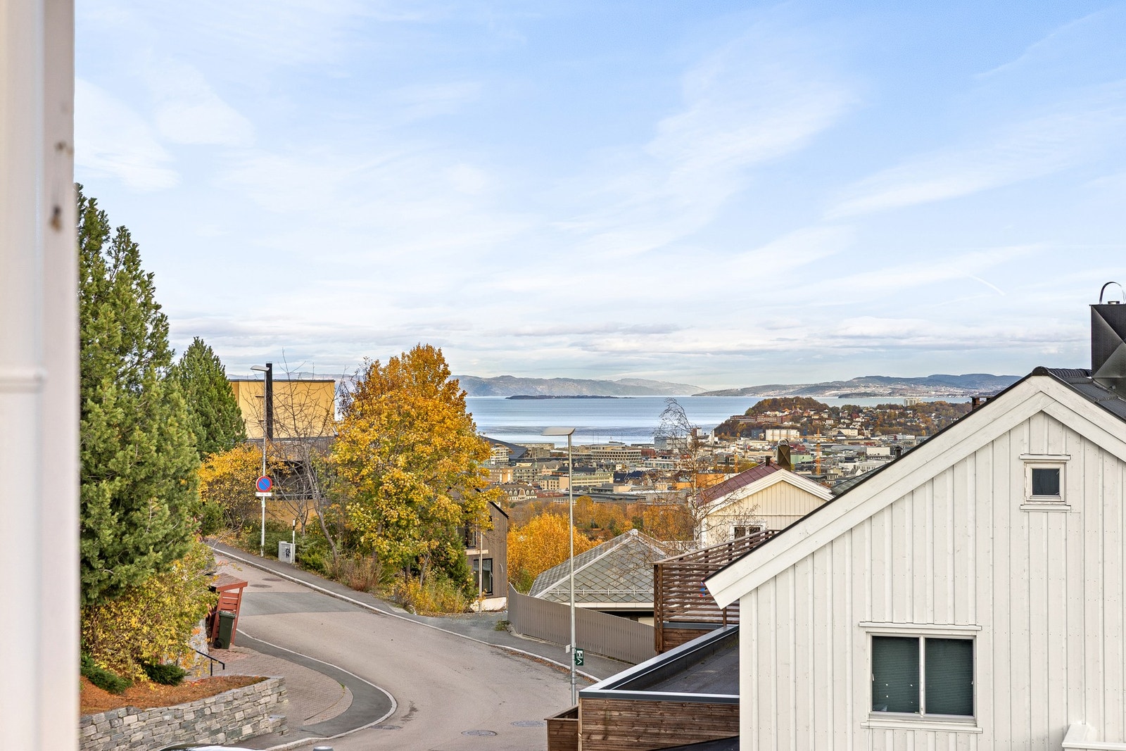 Det er kort skolevei til både Åsveien barneskole og Sverresborg ungdomsskole. Galleribilde