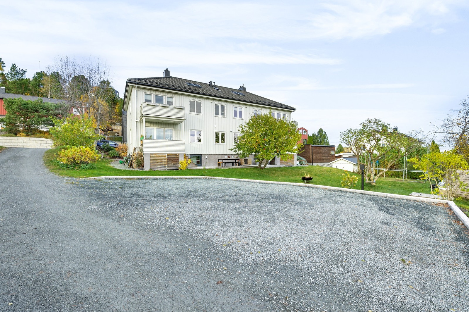 Leiligheten disponerer en opstillingsplass i felles gårdsplass. Det er mulighet for å kjøpe seg inn på ladestolpe ved plassen. Galleribilde