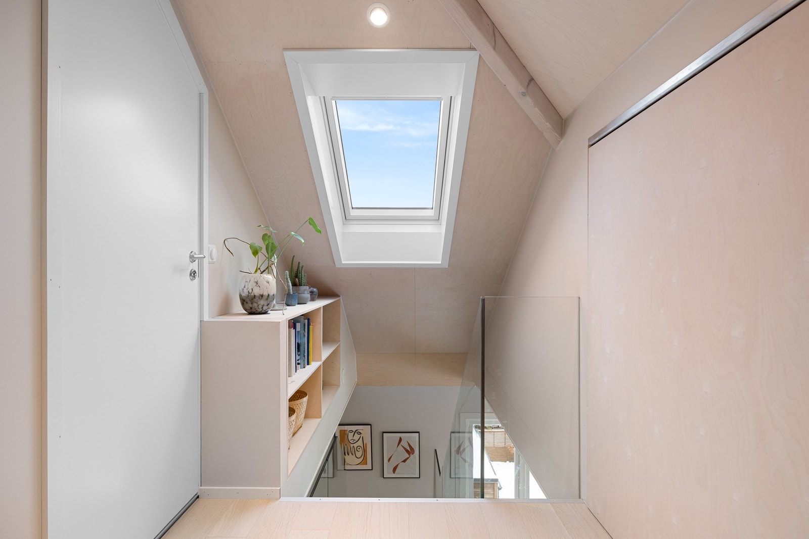 Oppe i loftsetasjen er det sjarmerende skråtak og godt lysinnslipp fra takvinduer. Galleribilde