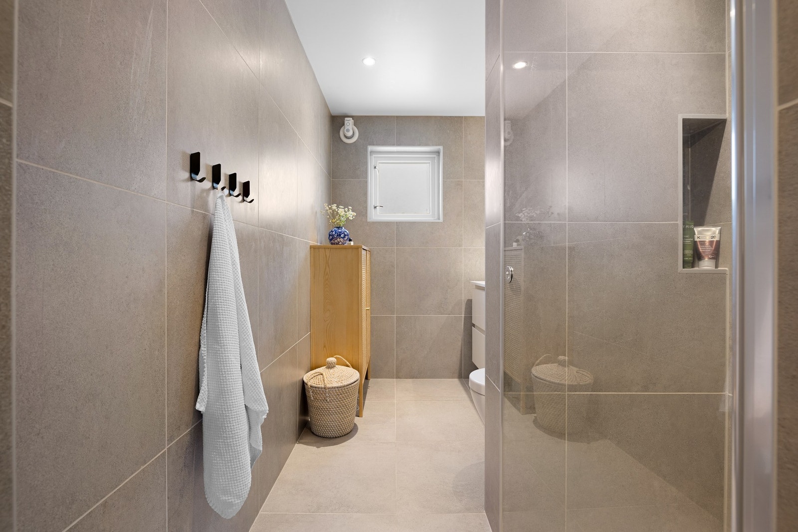 Badet i 2. etasje, pusset opp i 2019, fremstår lekkert og stilrent med 60×60 fliser og behagelig gulvvarme. Galleribilde