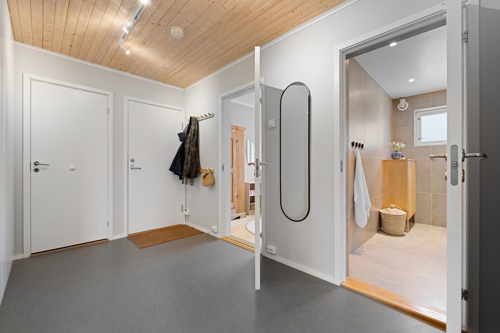 Praktisk bod med vask rett innenfor entréen. Galleribilde