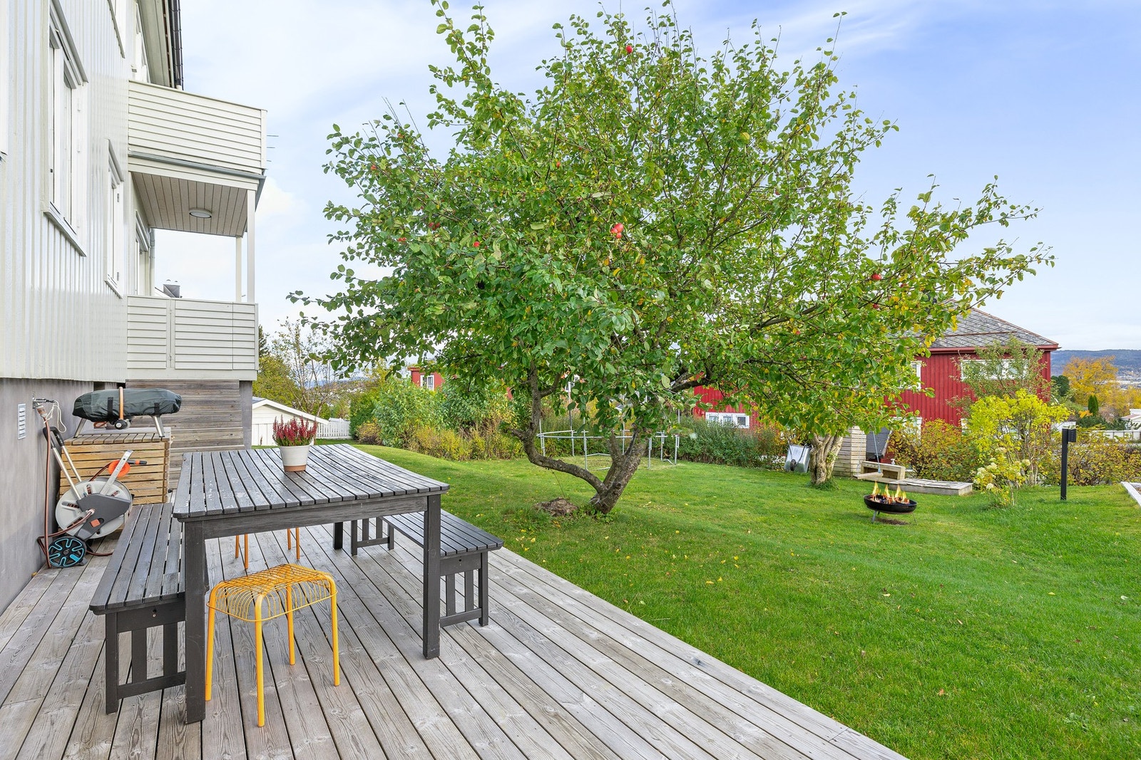 Leiligheten har tilgang på sameiets felles terrasse og en herlig hage. Galleribilde