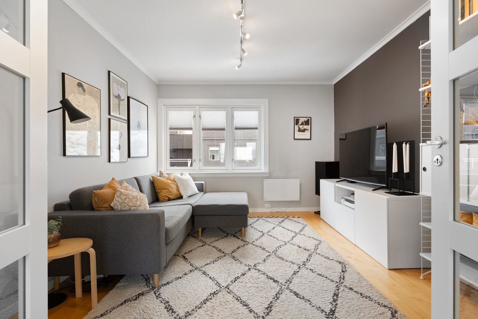 TV-stuen er på 13 kvm og har god plass til både sofakrok, kontorplass og bokhyller. Galleribilde