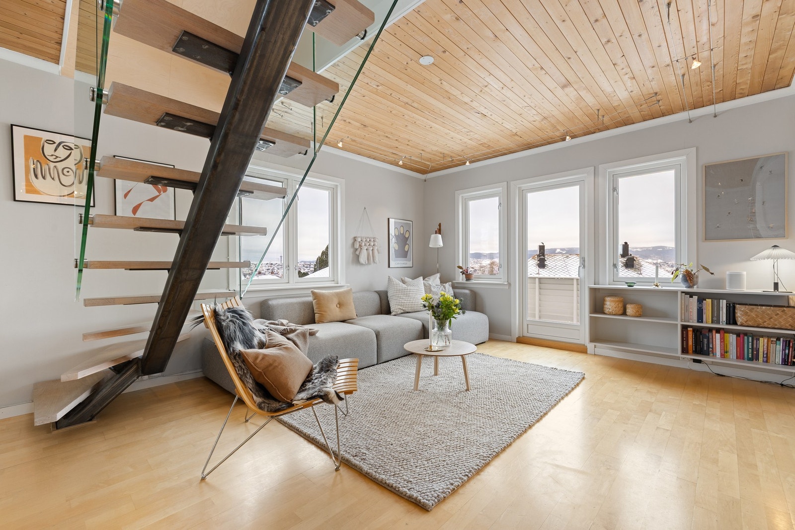 En gjennomført leilighet der originale materialer møter moderne og tidløst design. Galleribilde