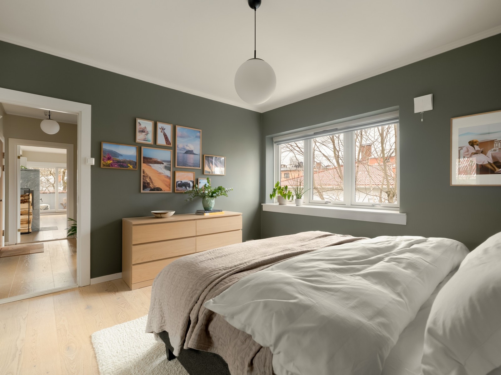 Den brede vindusrekken gir godt med lysinnslipp, og et hyggelig utsyn. Galleribilde