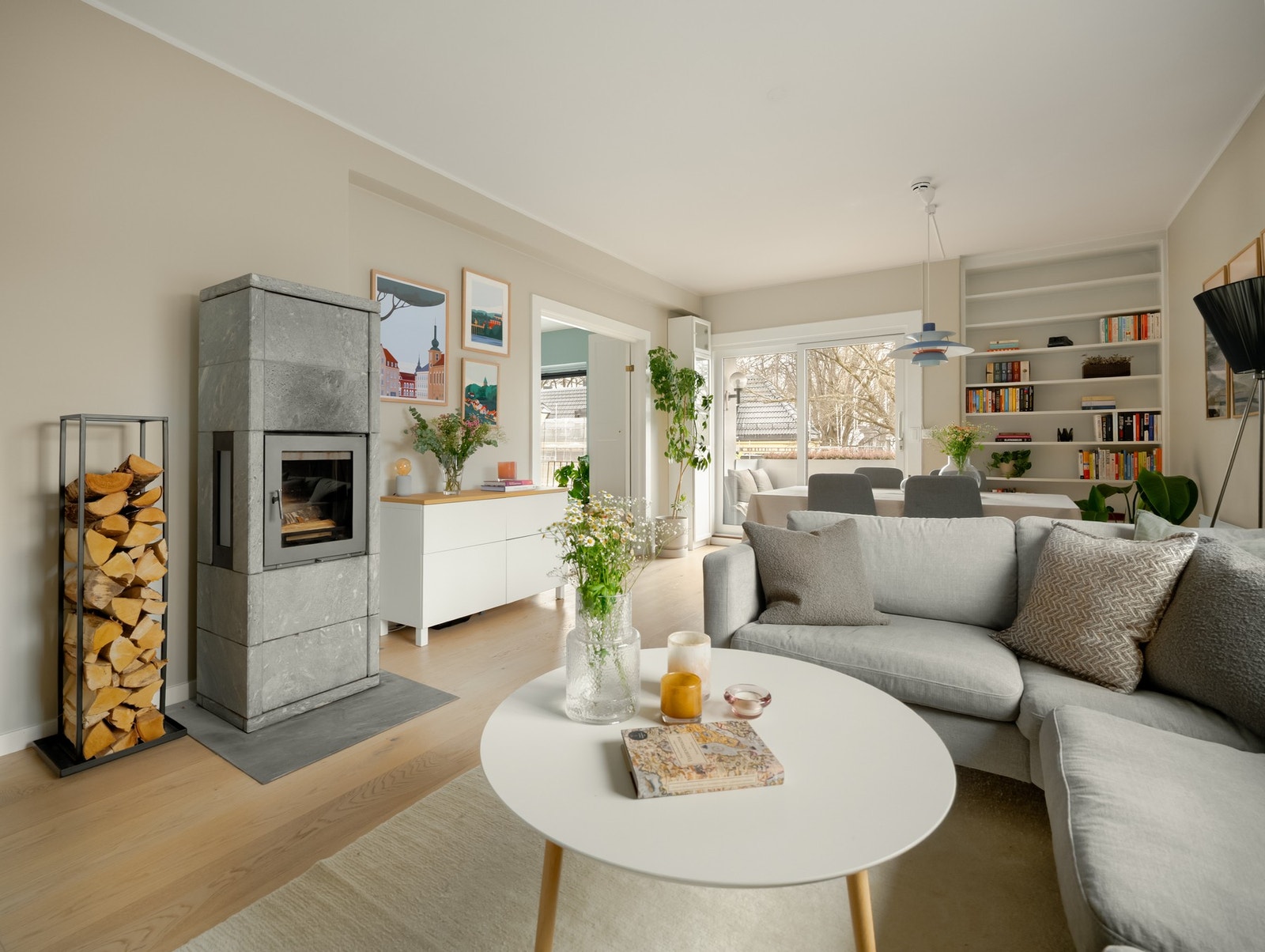 Her får du blant annet klebersteinovn, sydvendt balkong og store luftige rom. Gled deg! Galleribilde