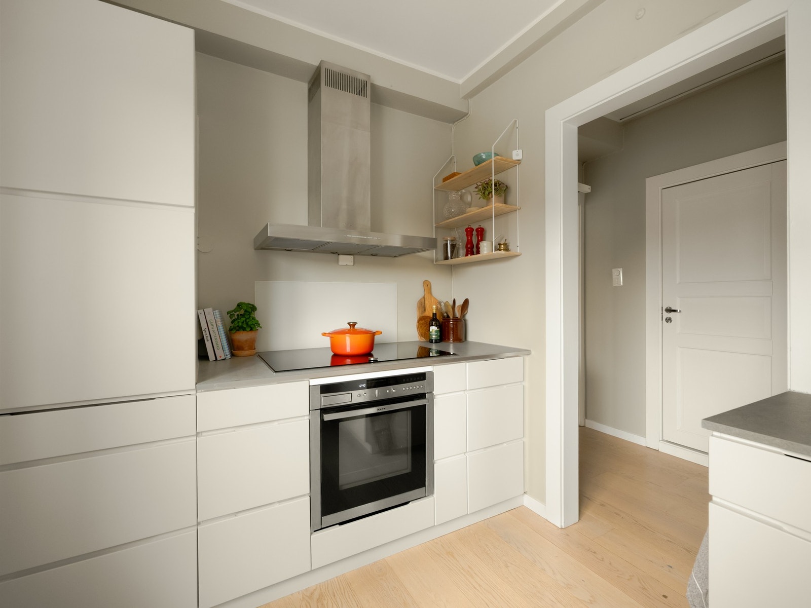 Induksjonsplaten er av den større varianten, med 5 soner. Galleribilde