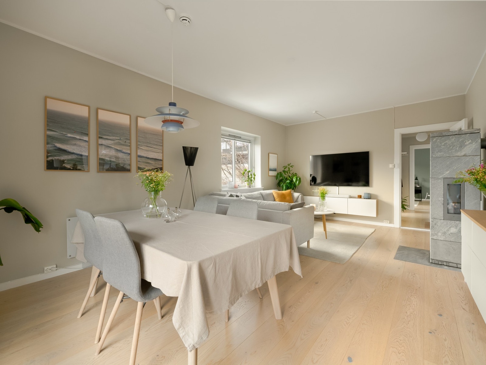 Størrelsen på oppholdrommet gir rikelig med plass til både stor spise- og sofagruppe. Galleribilde