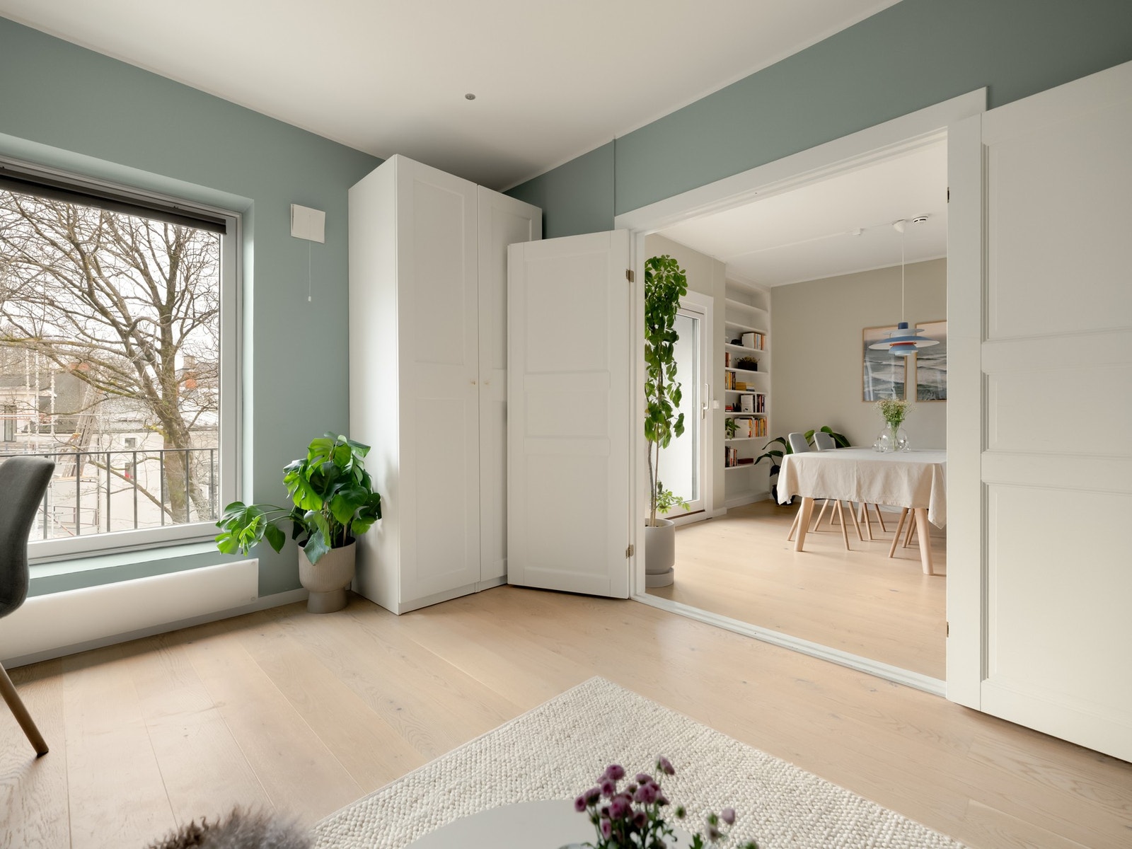 Det er også et garderobeskap til oppbevaring her. Galleribilde