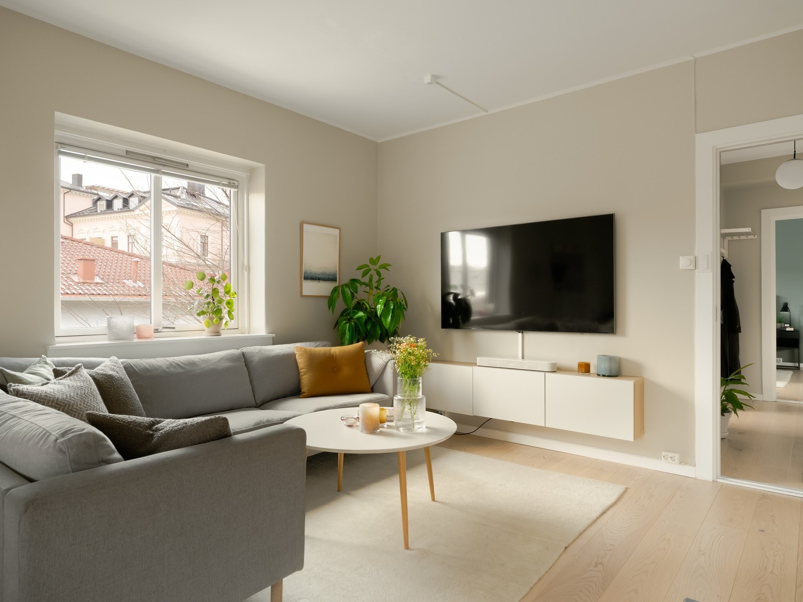 De store vindusflatene i to himmelretninger gir godt med lysinnslipp. Galleribilde