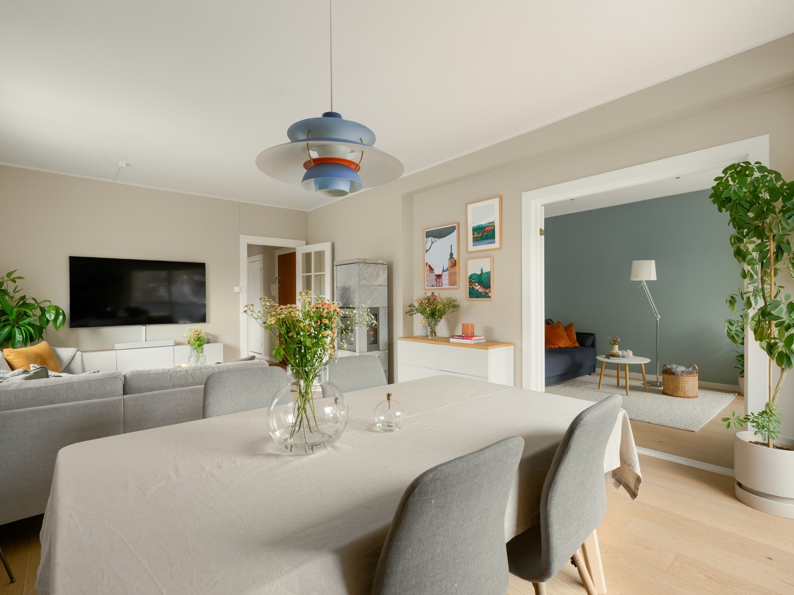 Er ikke filmkvelder noe for deg kan du heller invitere til en større middag. God plass til stort spisebord. Galleribilde