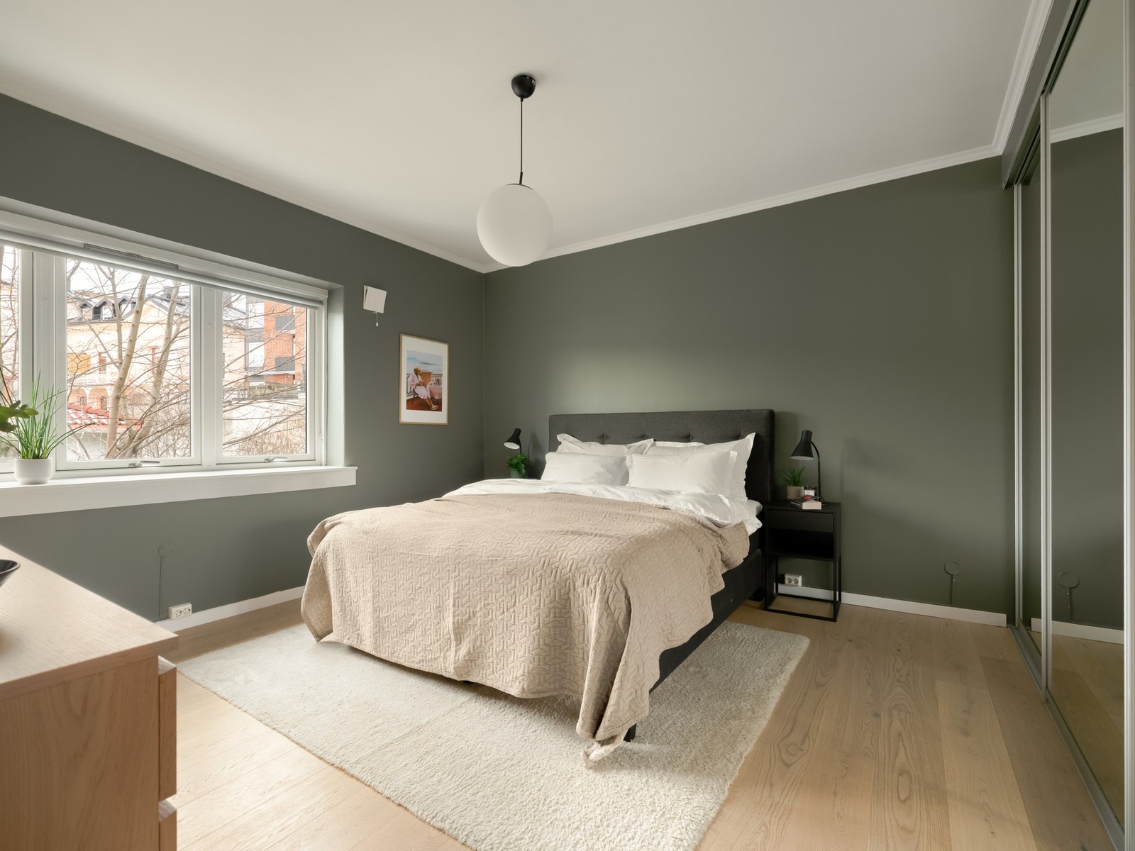 På andre siden av leiligheten finner vi det største soverommet, målt til 16 kvm eksl. skyvedørsgarderobe. Galleribilde