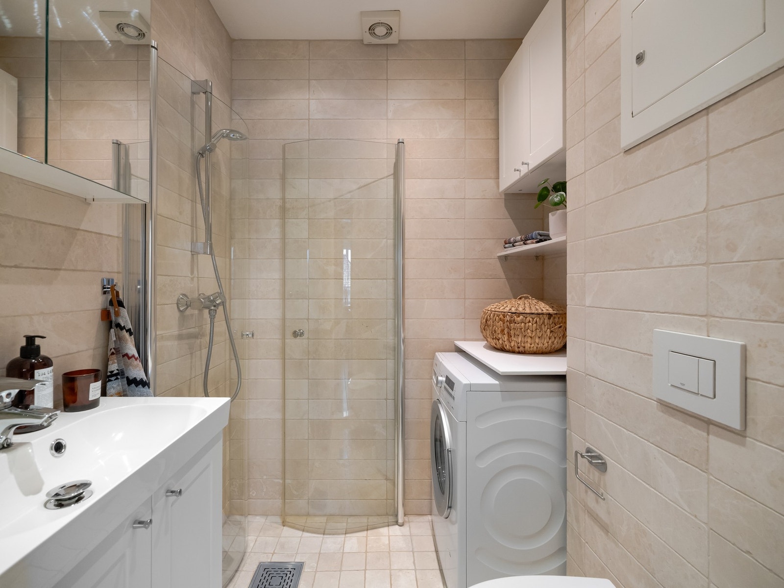 Det ble pusset opp i 2011, og består av dusjhjørne, vegghengt toalett, servantskap og opplegg til vaskemaskin. Galleribilde