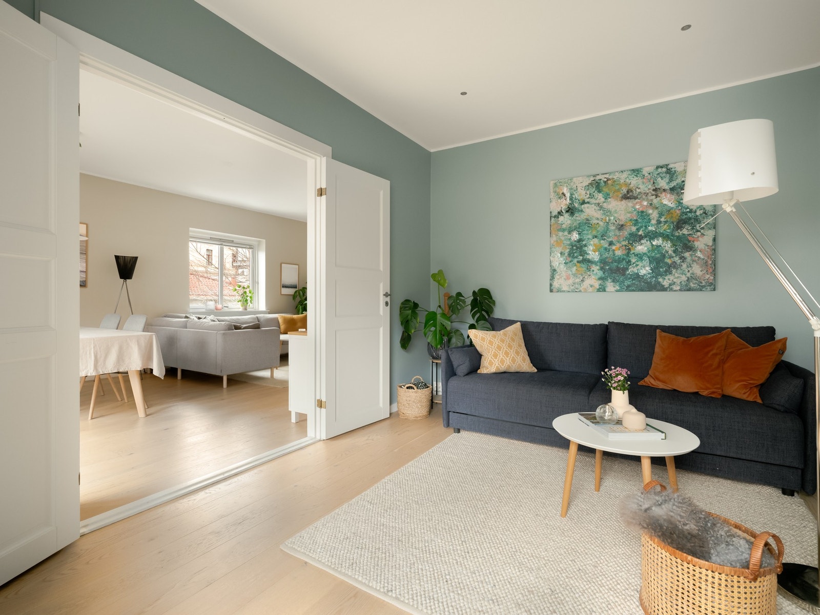 Her er det downlights i himling for lun stemning og god rombelysning. Galleribilde