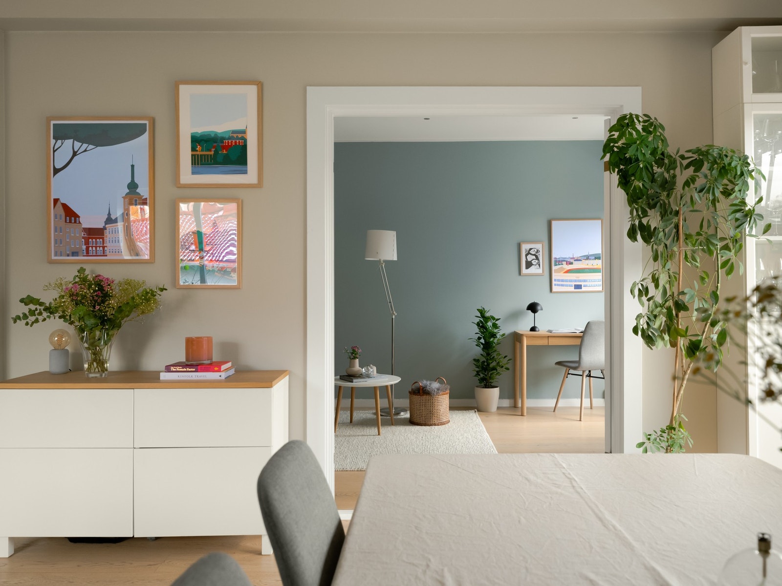 Gjennom de klassiske fløydørene finner vi det som i dag også blir brukt som hjemmekontor. Galleribilde