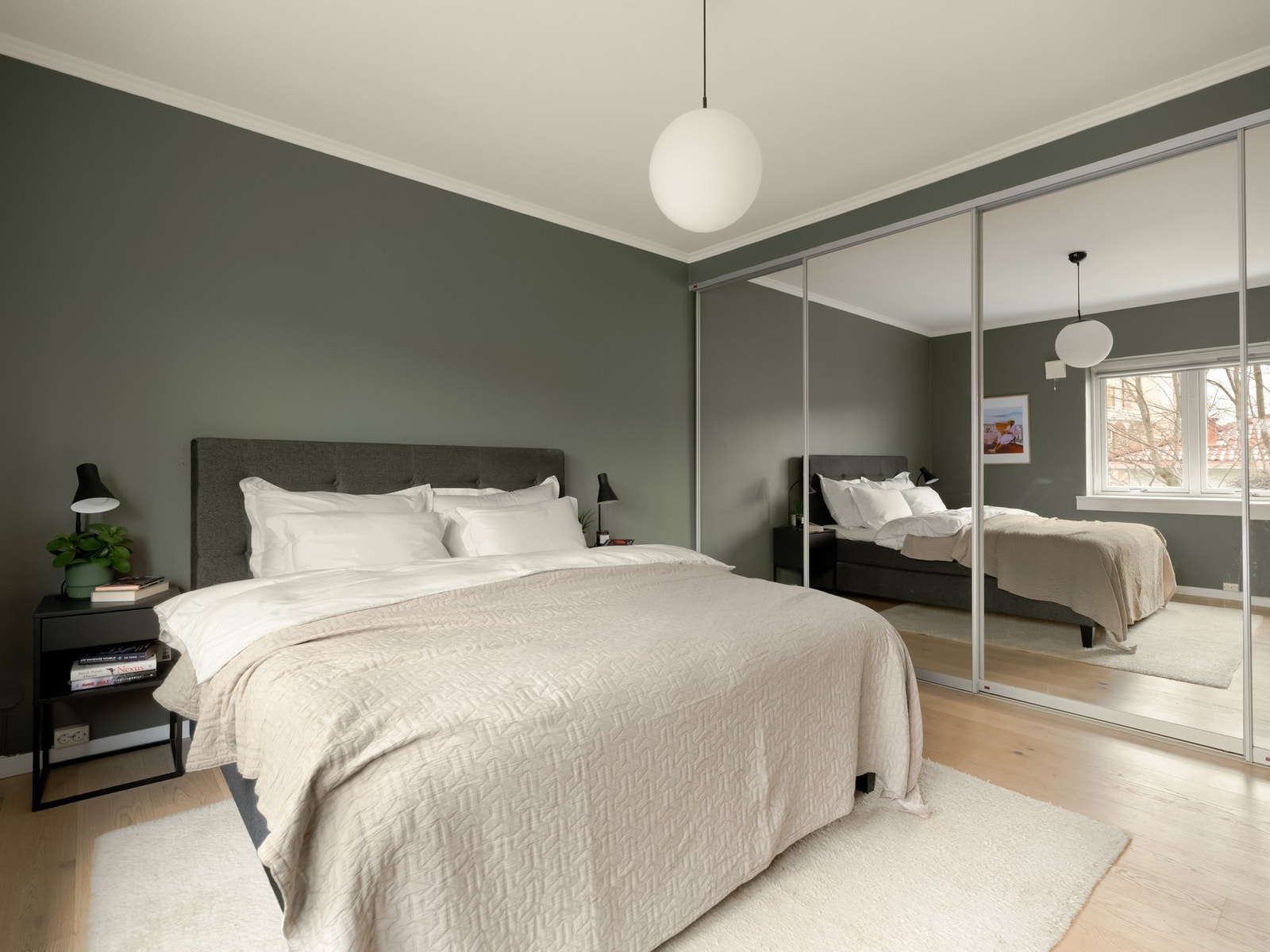 Her er det en stor, innebygd skyvedørsgarderobe med speilfronter. Galleribilde