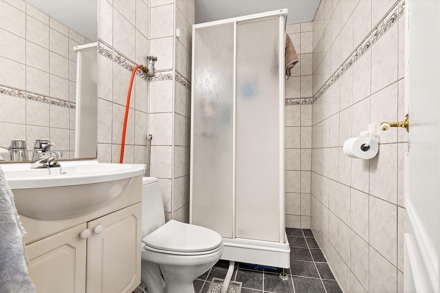 1. etasje / Dusjbad Galleribilde