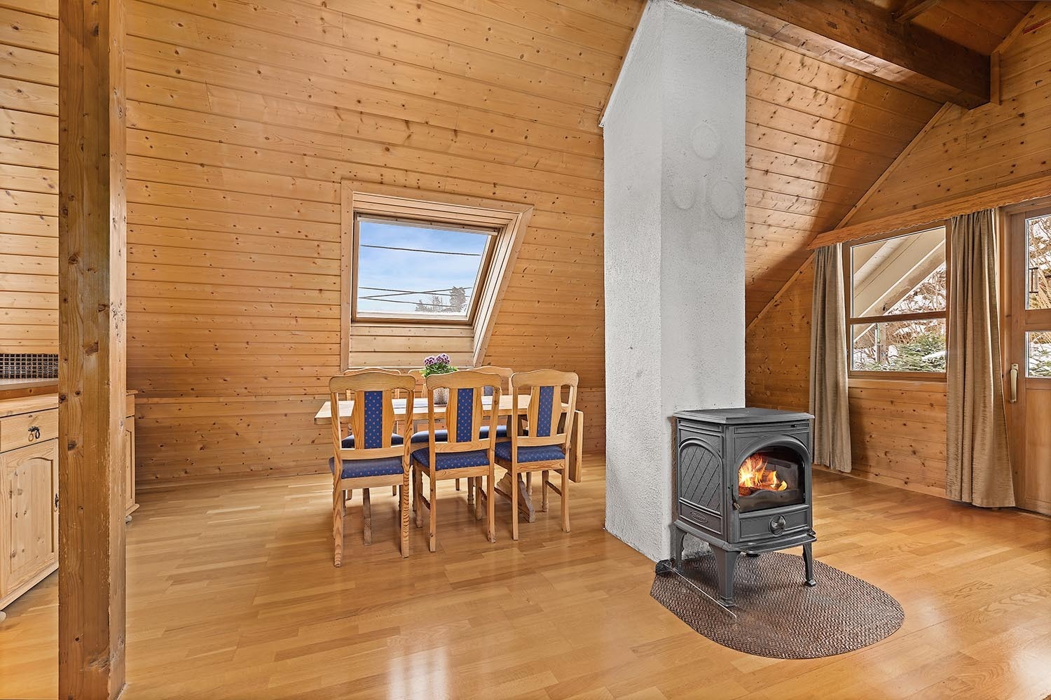 2. etasje: Stue/spisestue i åpen løsning med kjøkken og utgang til veranda Galleribilde