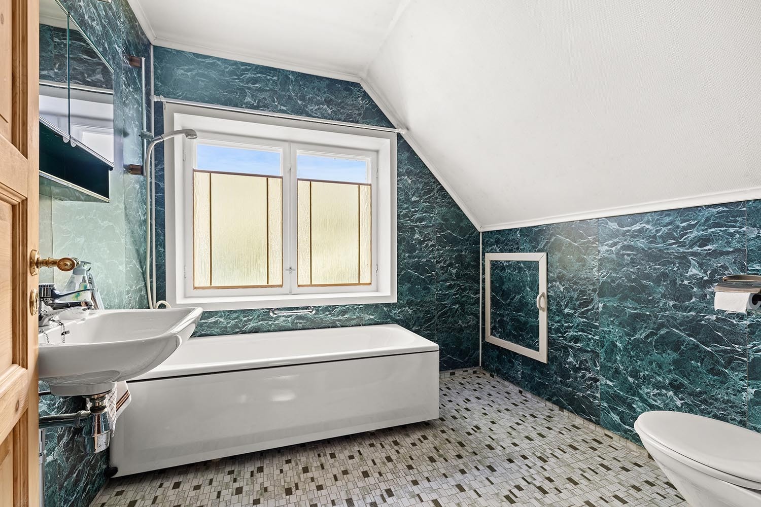 2. etasje / Baderom Galleribilde