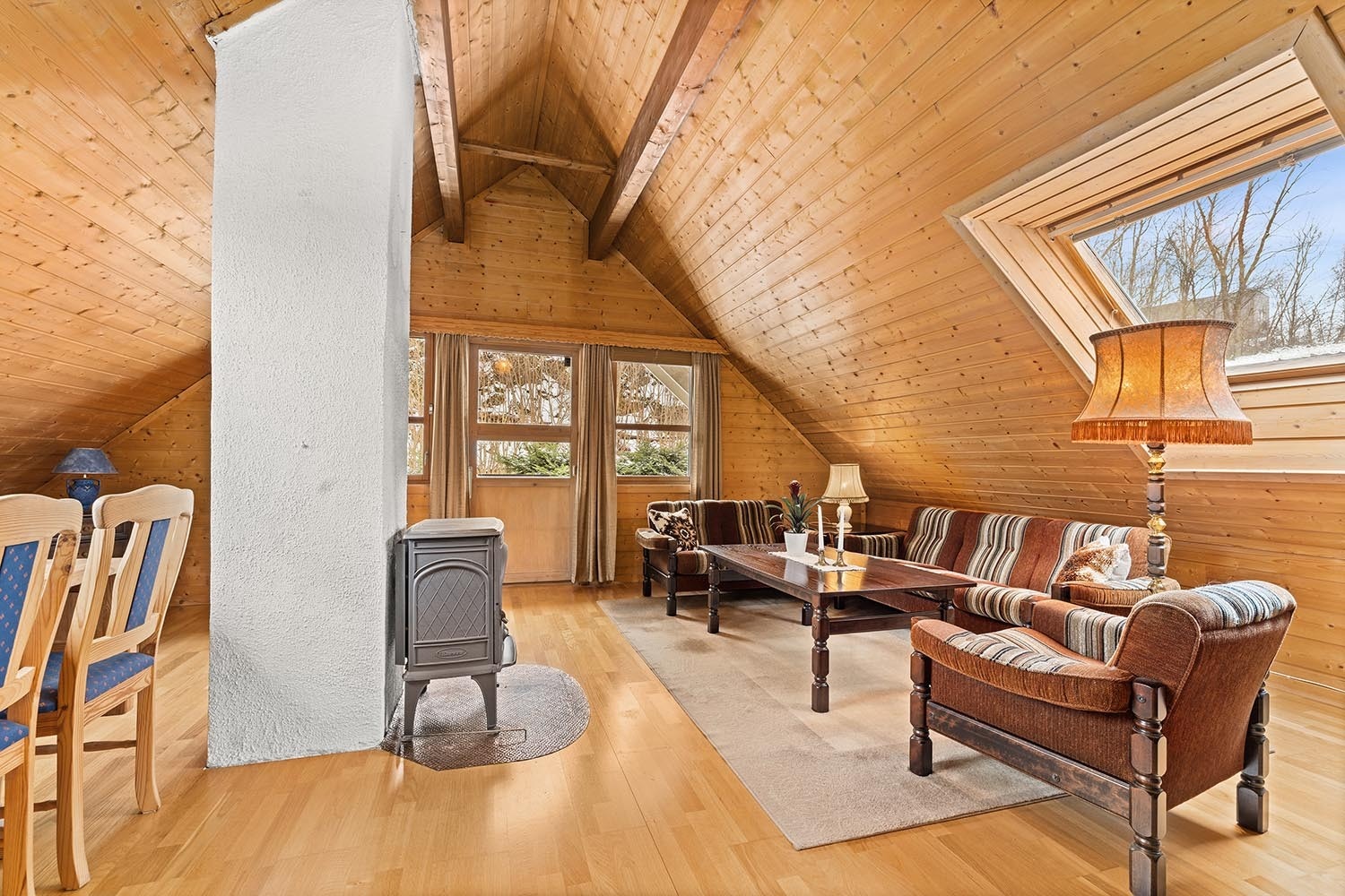 2. etasje: Stue/spisestue i åpen løsning med kjøkken og utgang til veranda Galleribilde