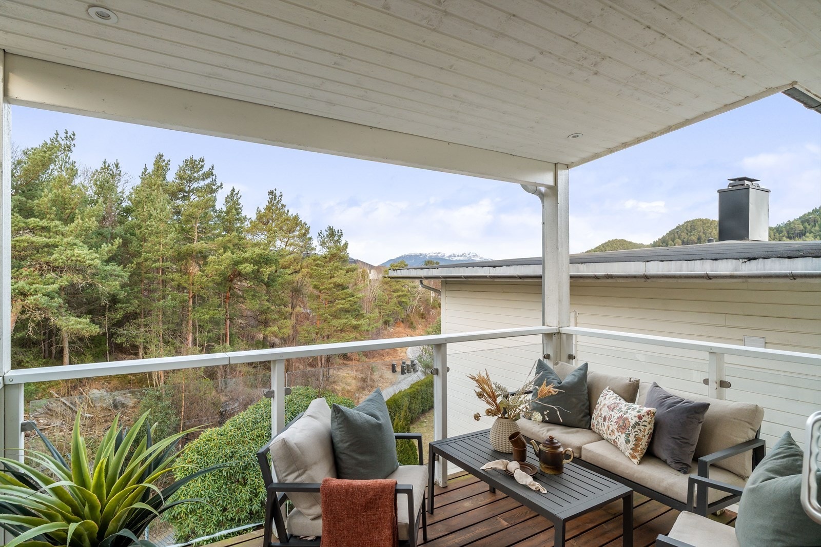 Pen balkong med glassrekkverk og plass til ønsket utemøblement Galleribilde