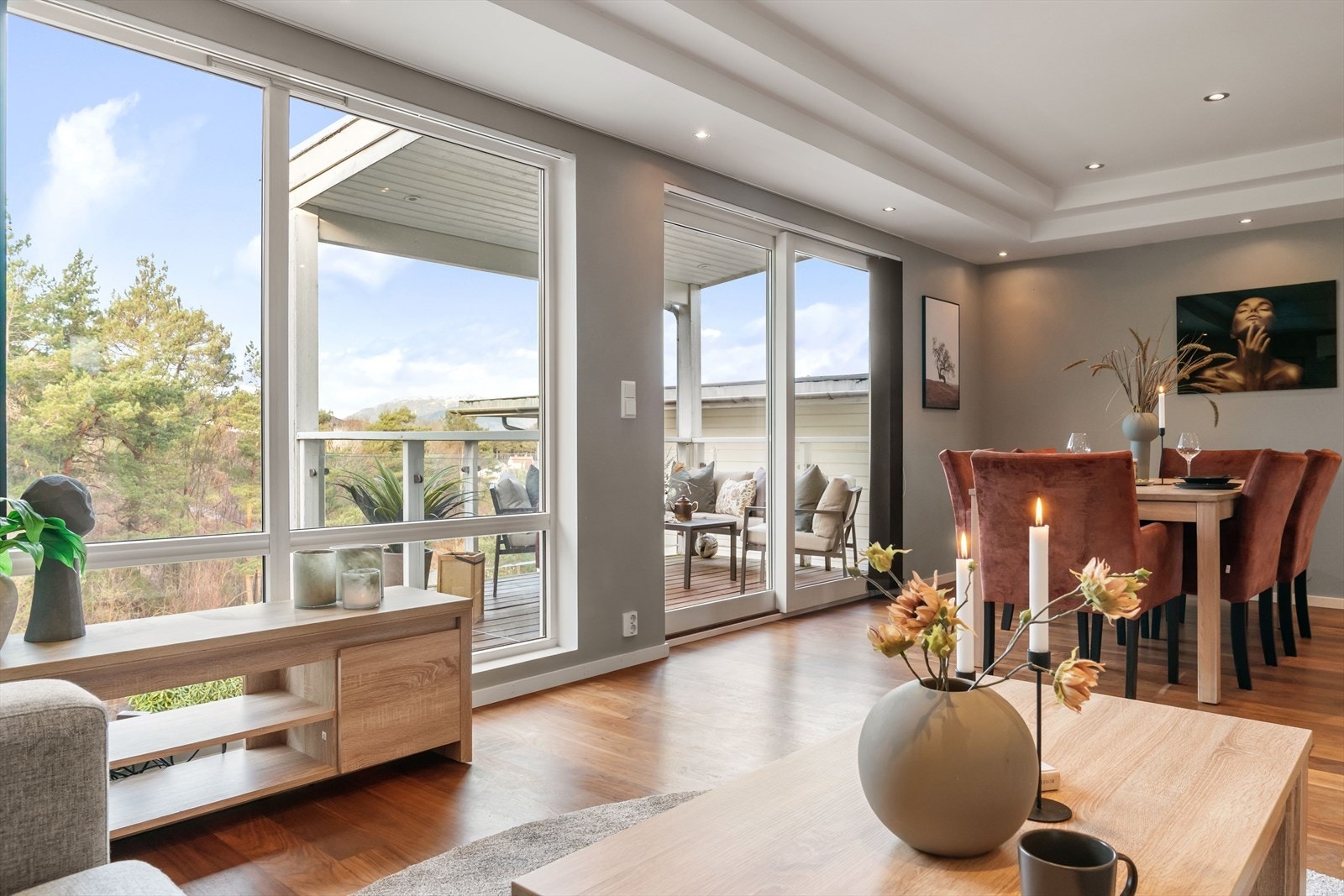 Fra stuen er det utgang til overbygget altan Galleribilde