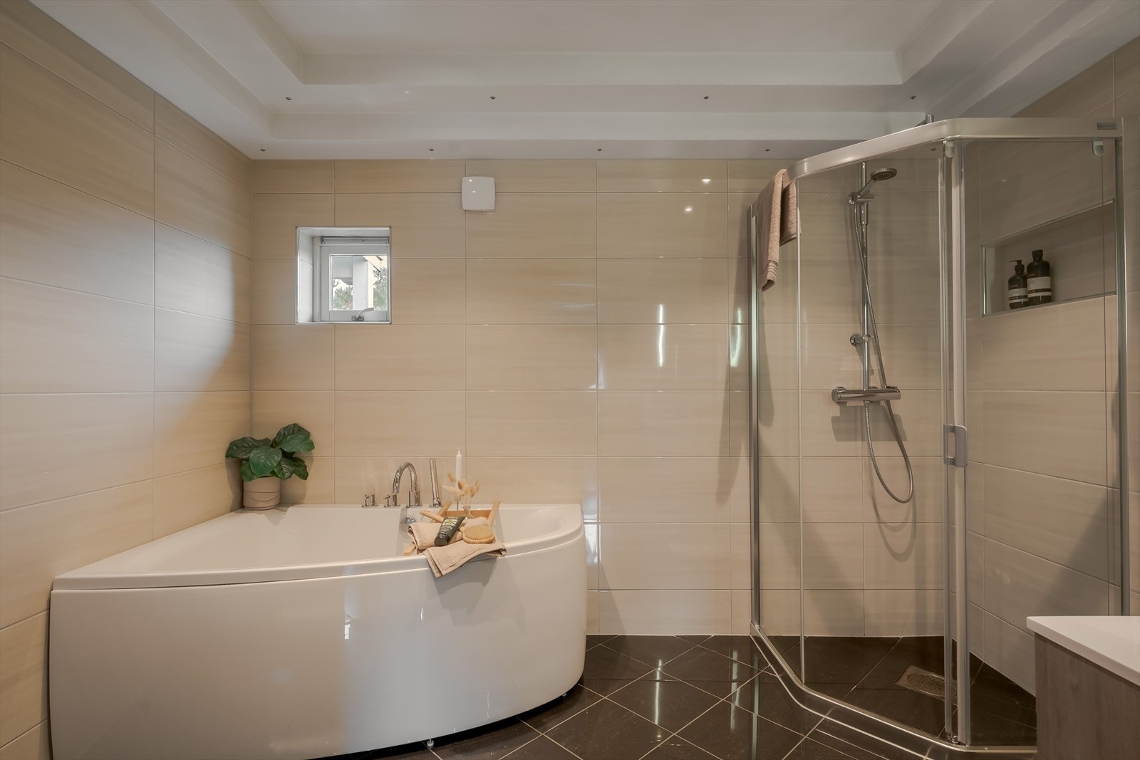 Stort bad med badekar og dusjhjørne Galleribilde