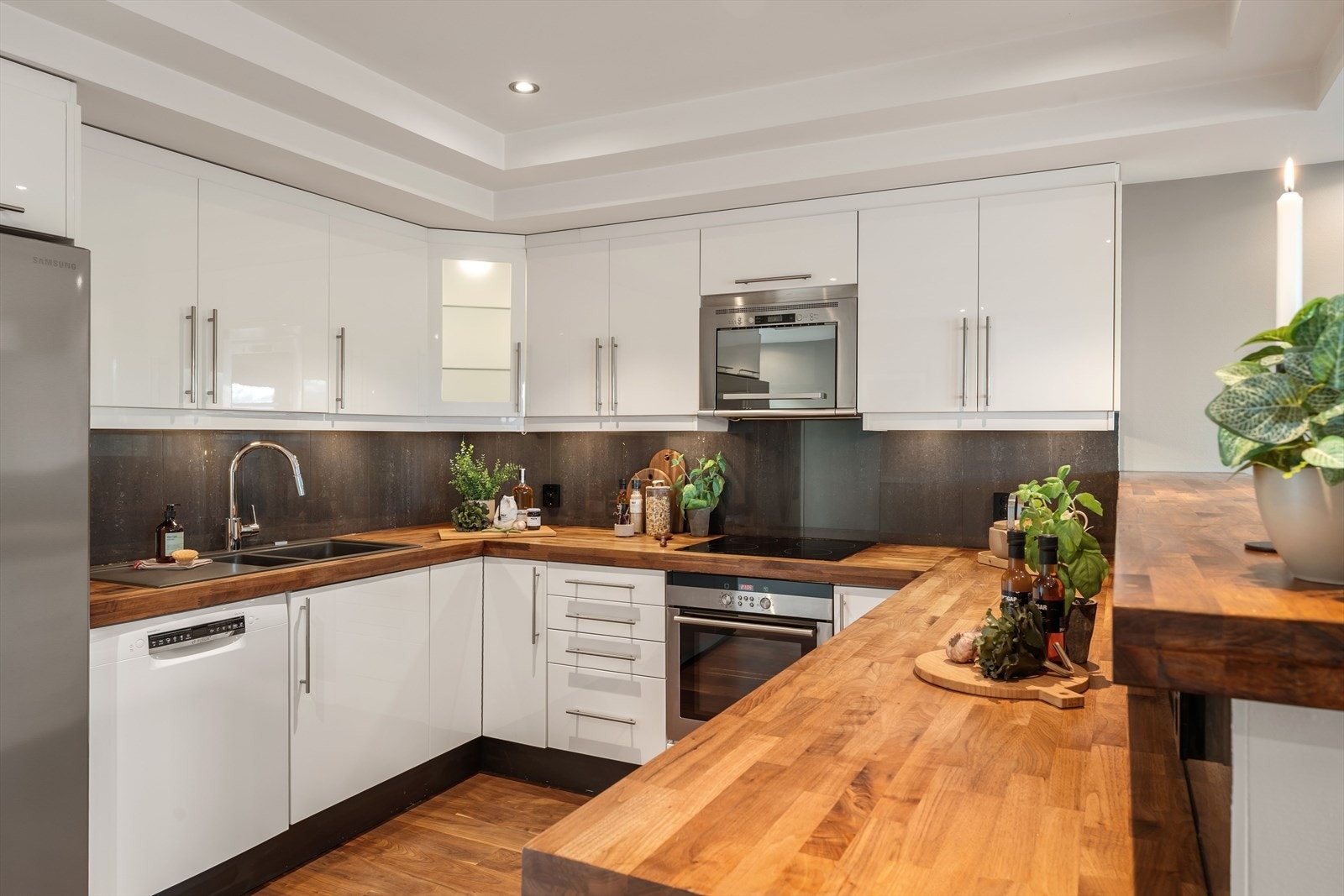 Moderne og pent kjøkken Galleribilde