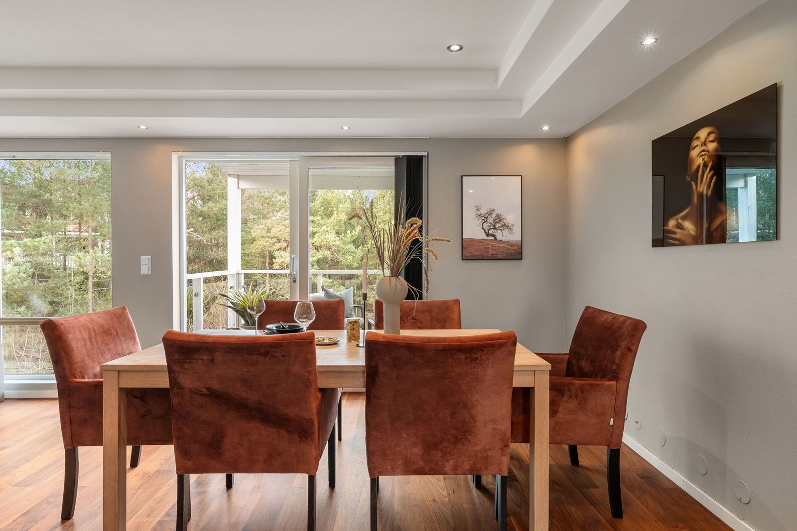 Naturlig plass til spisestue foran altanen Galleribilde