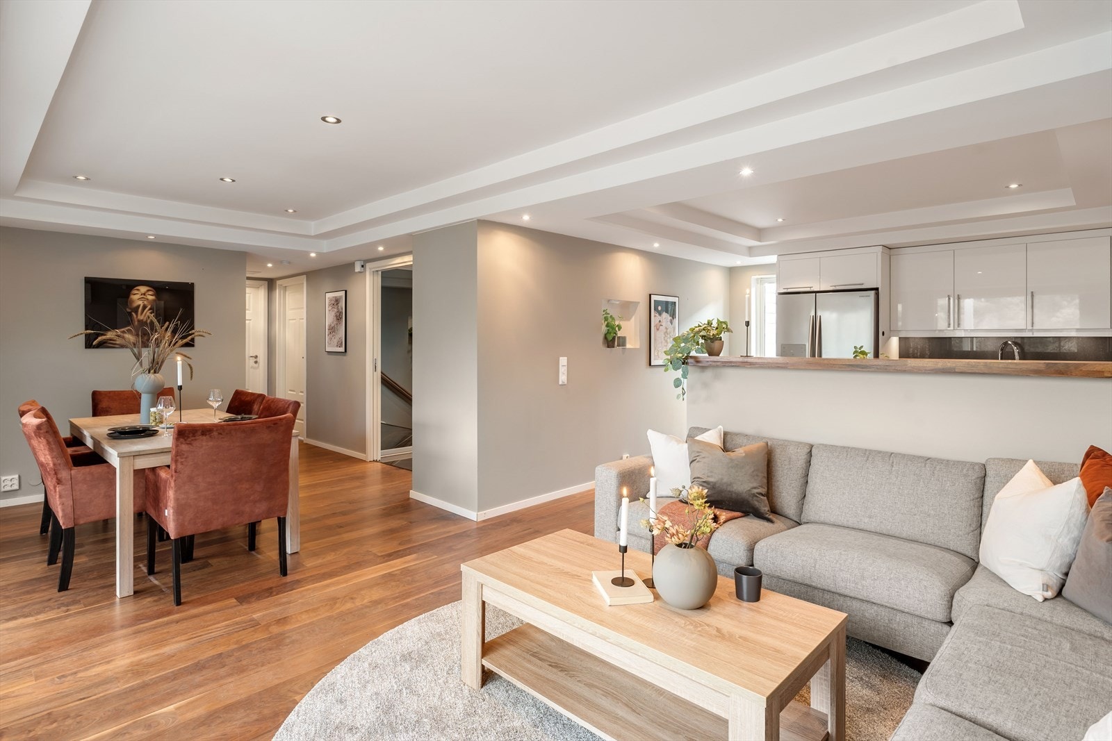 I stuen er det god plass til sofakrok og spisestue Galleribilde