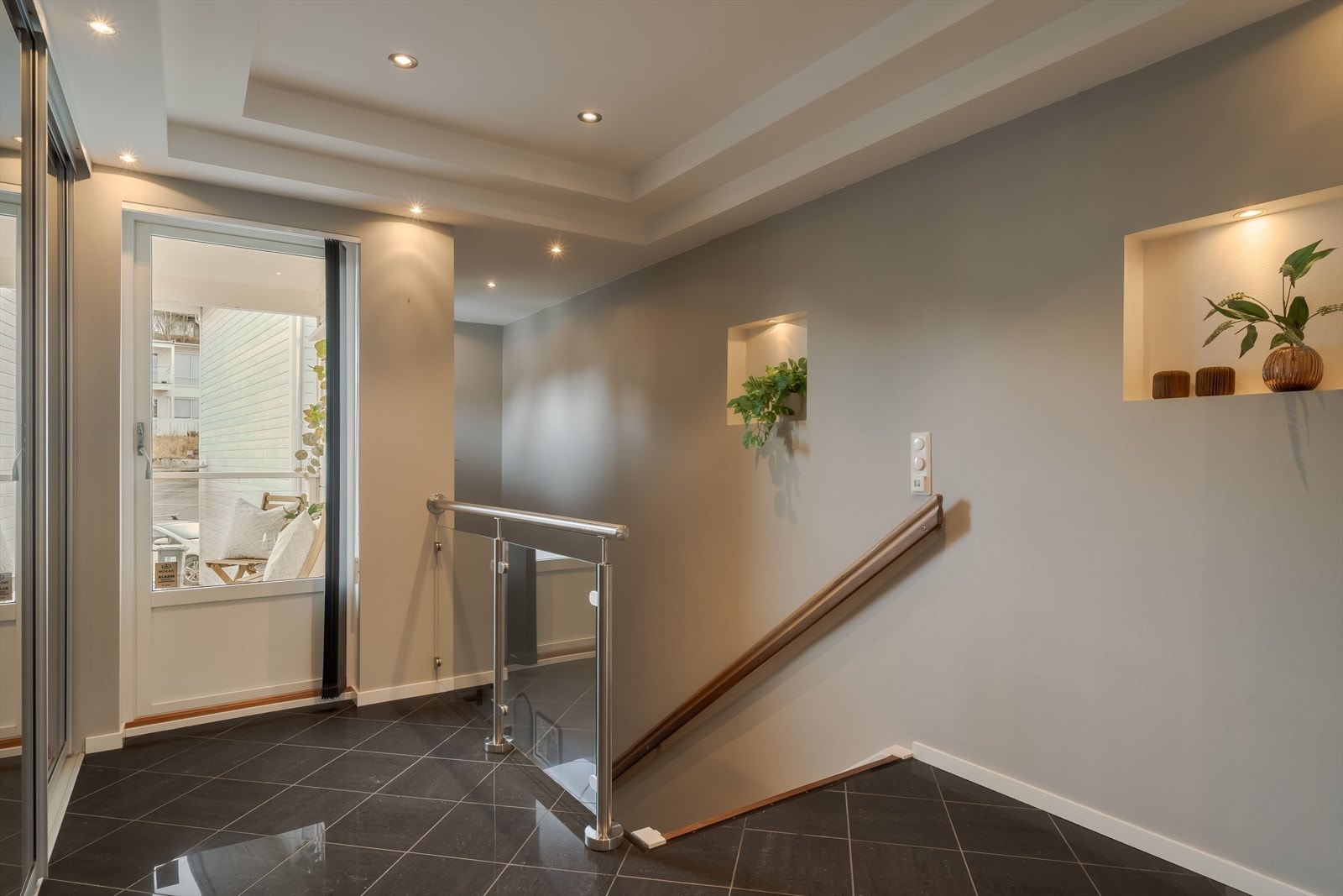 Fra entréen i 1.etasje leder trappen deg opp til resten av leiligheten som ligger i 2.etasje. Galleribilde