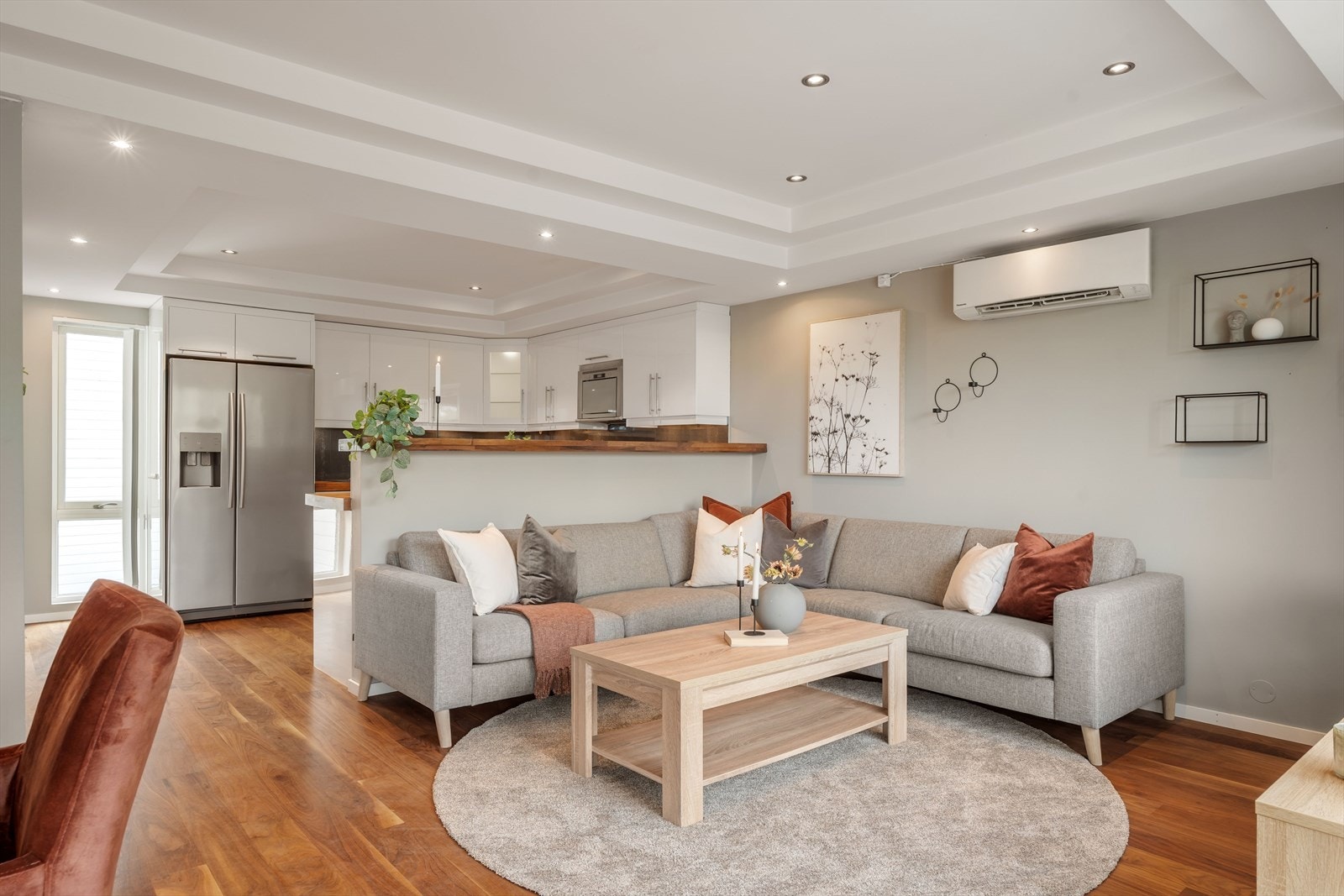 Romslig og lys stue med åpen løsning mot kjøkkenet Galleribilde