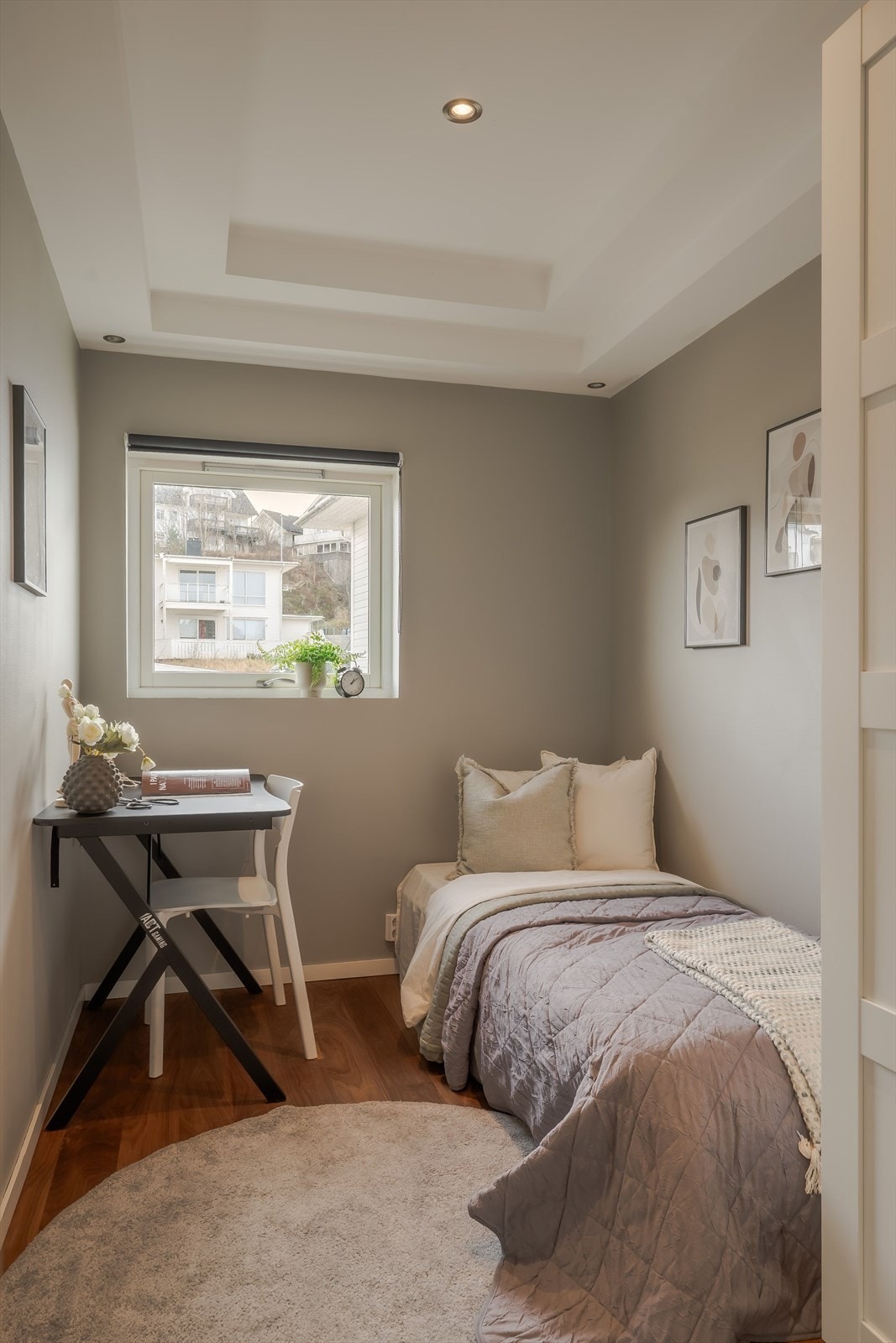 Det andre soverommet er lyst og pent med plass til seng, skrivebord og garderobeskap Galleribilde